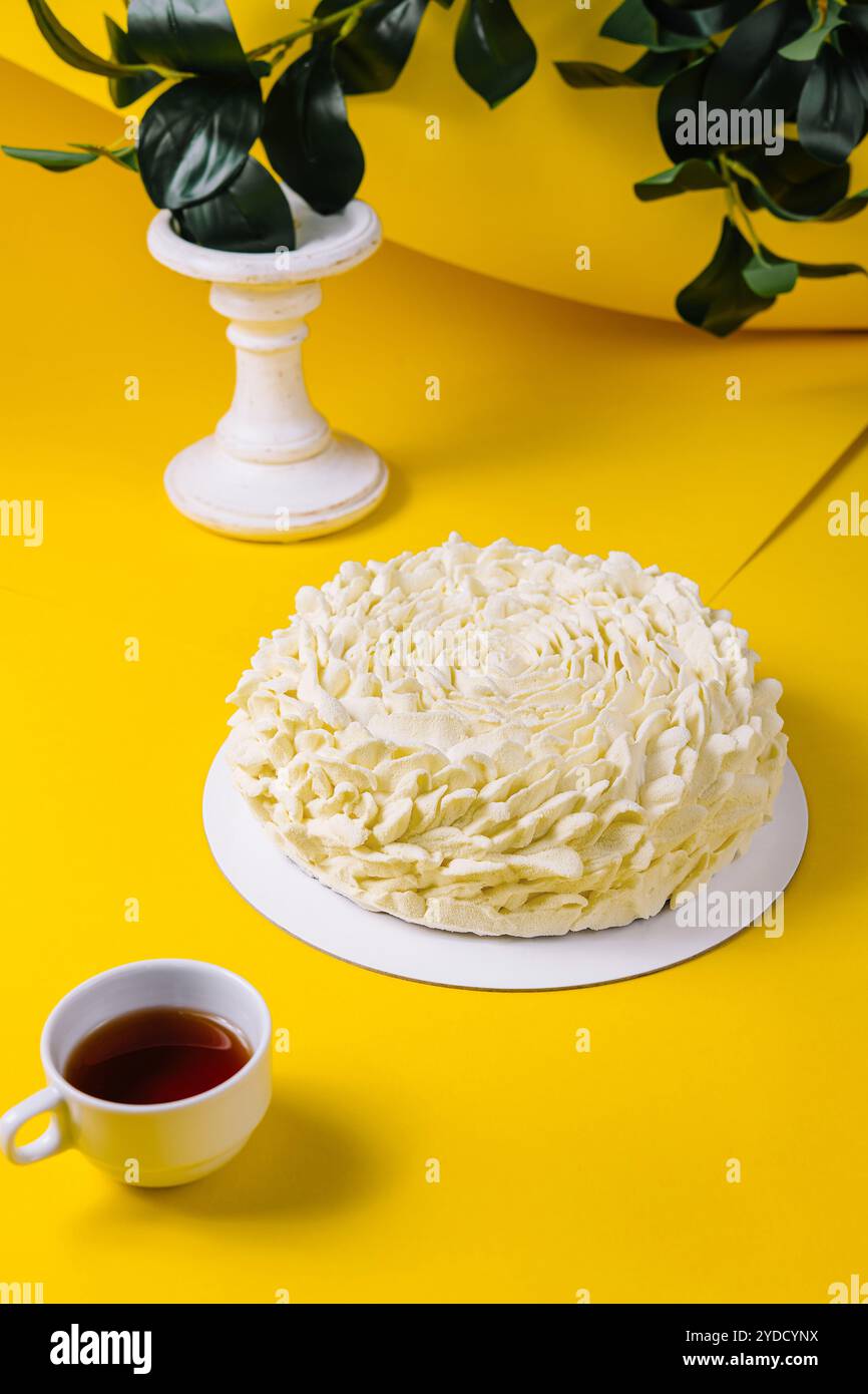 Mousse di caffè con tazza di caffè su sfondo giallo Foto Stock