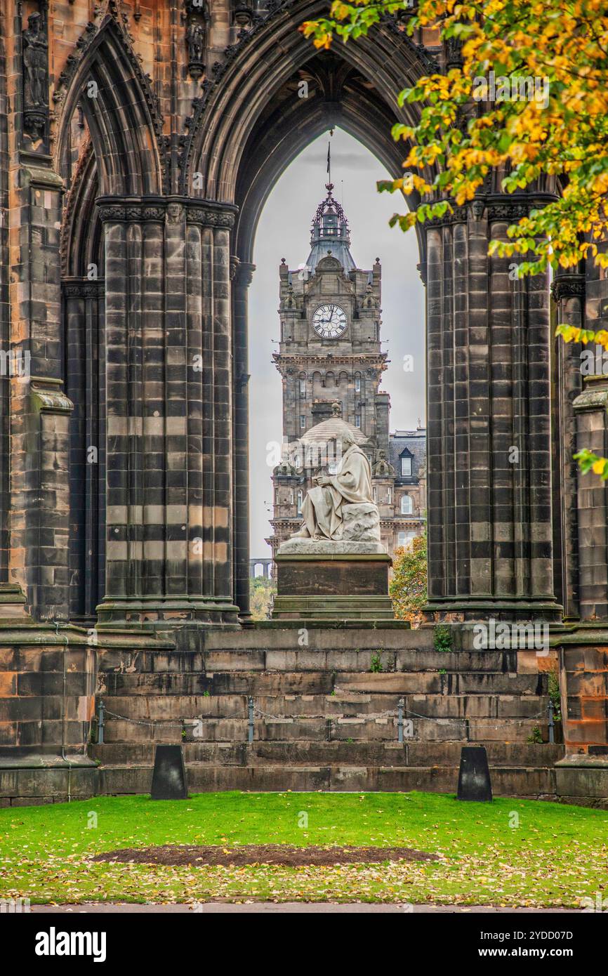 Vista dal Monumento Scott verso il Balmaoral Hotel, Princes St, Edimburgo, Lothian Foto Stock