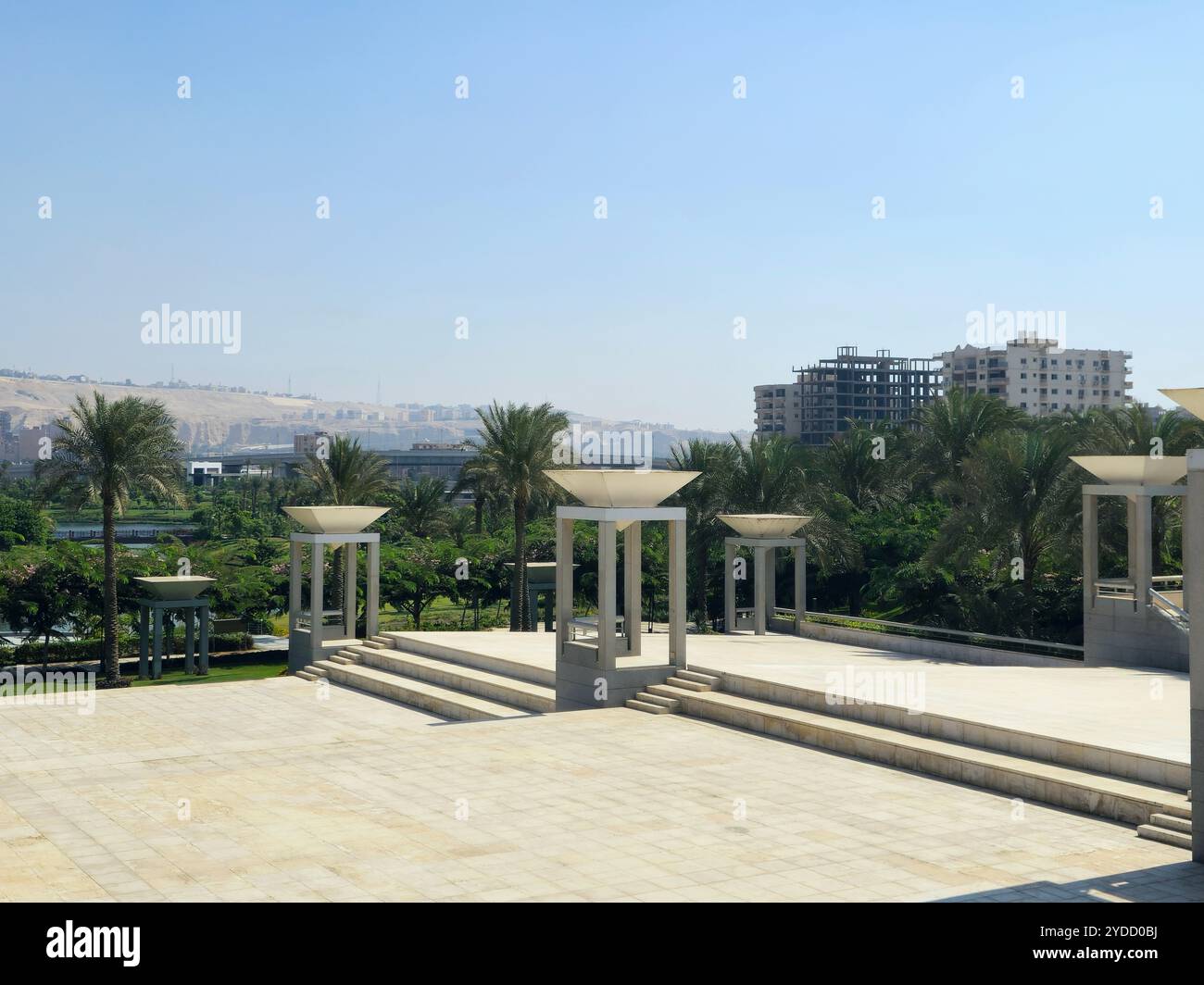 Cairo, Egitto, 6 ottobre 2024: L'esterno del Museo Nazionale della civiltà Egizia (NMEC), situato nella città vecchia del Cairo, il museo espone collettio Foto Stock