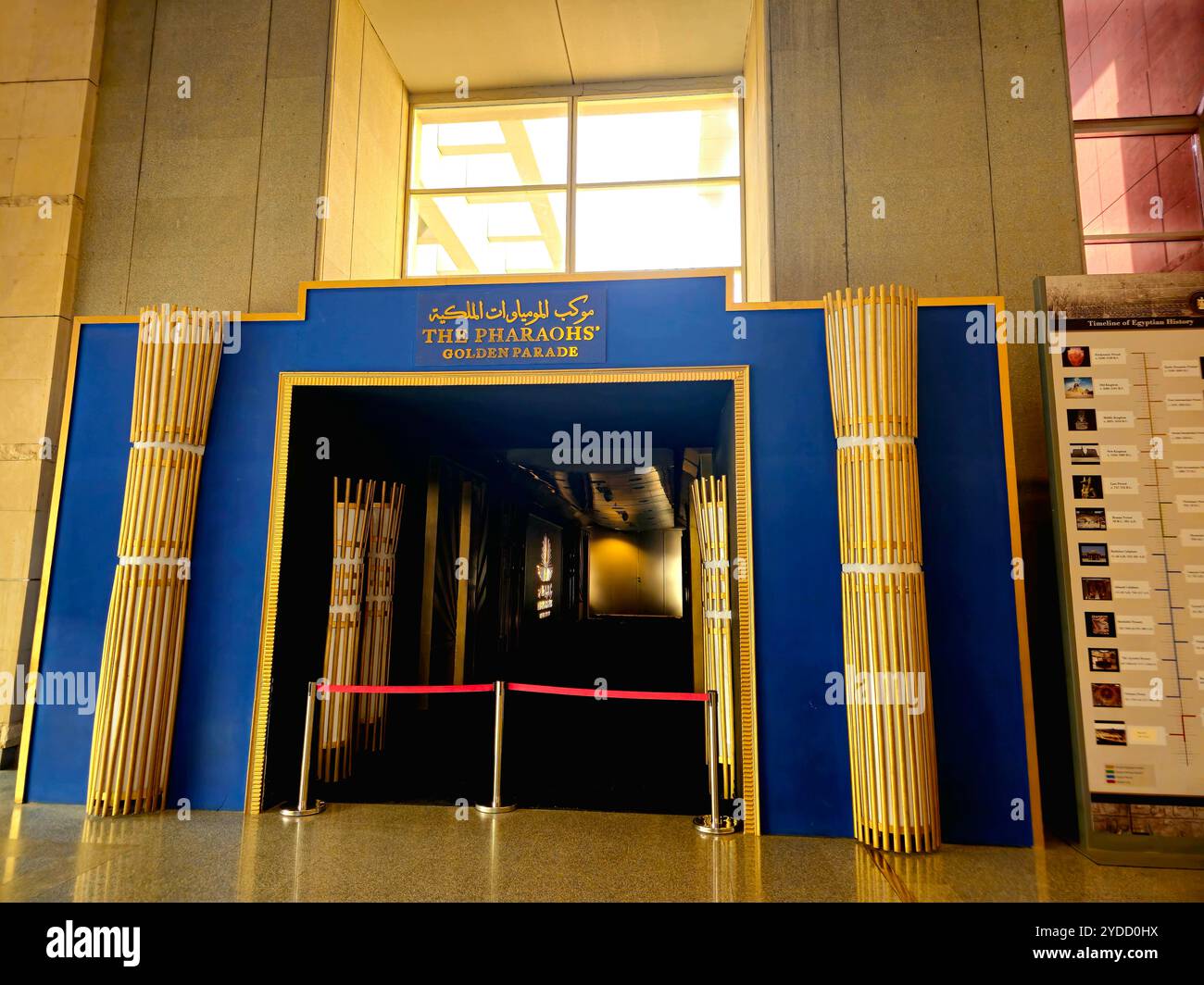 Cairo, Egitto, 6 ottobre 2024: Parata d'oro dei faraoni, ingresso alla sala delle mummie reali per le mummie di re e regine nel Museo Nazionale di es Foto Stock