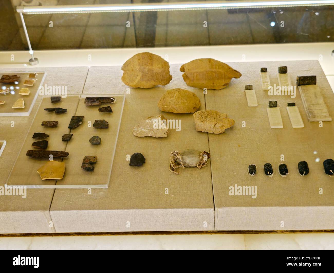 Cairo, Egitto, 6 ottobre 2024: Vari monumenti all'interno del Museo Nazionale della civiltà Egizia (NMEC), situato nella città vecchia del Cairo, il museo espone Foto Stock