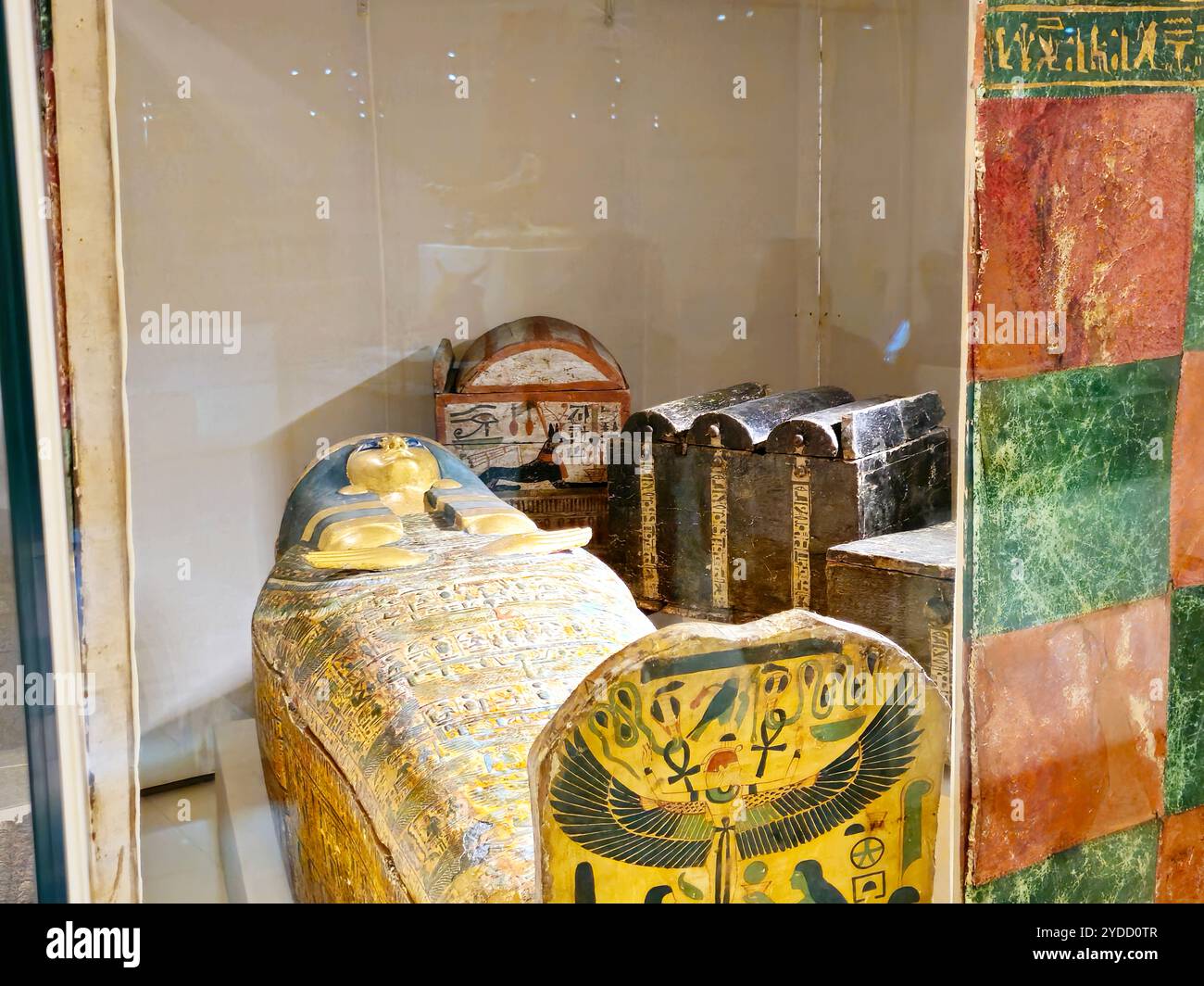 Cairo, Egitto, 6 ottobre 2024: Tenda di purificazione all'interno del Museo Nazionale della civiltà Egizia (NMEC), situato nella città vecchia del Cairo, il museo displa Foto Stock