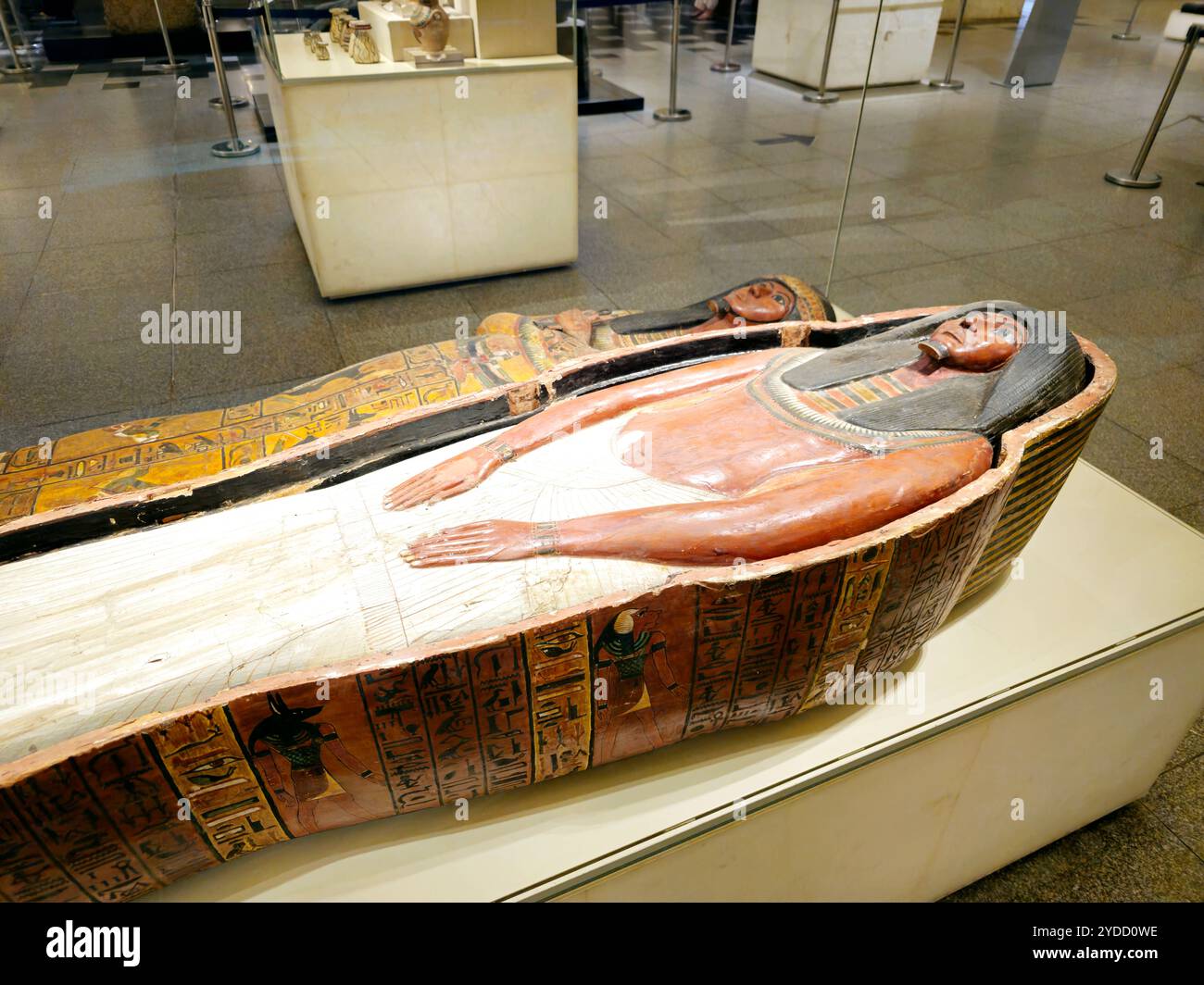 Cairo, Egitto, 6 ottobre 2024: La bara di Sennedjem nel Museo Nazionale della civiltà Egizia (NMEC), situato nella città vecchia del Cairo, la mostra del museo Foto Stock