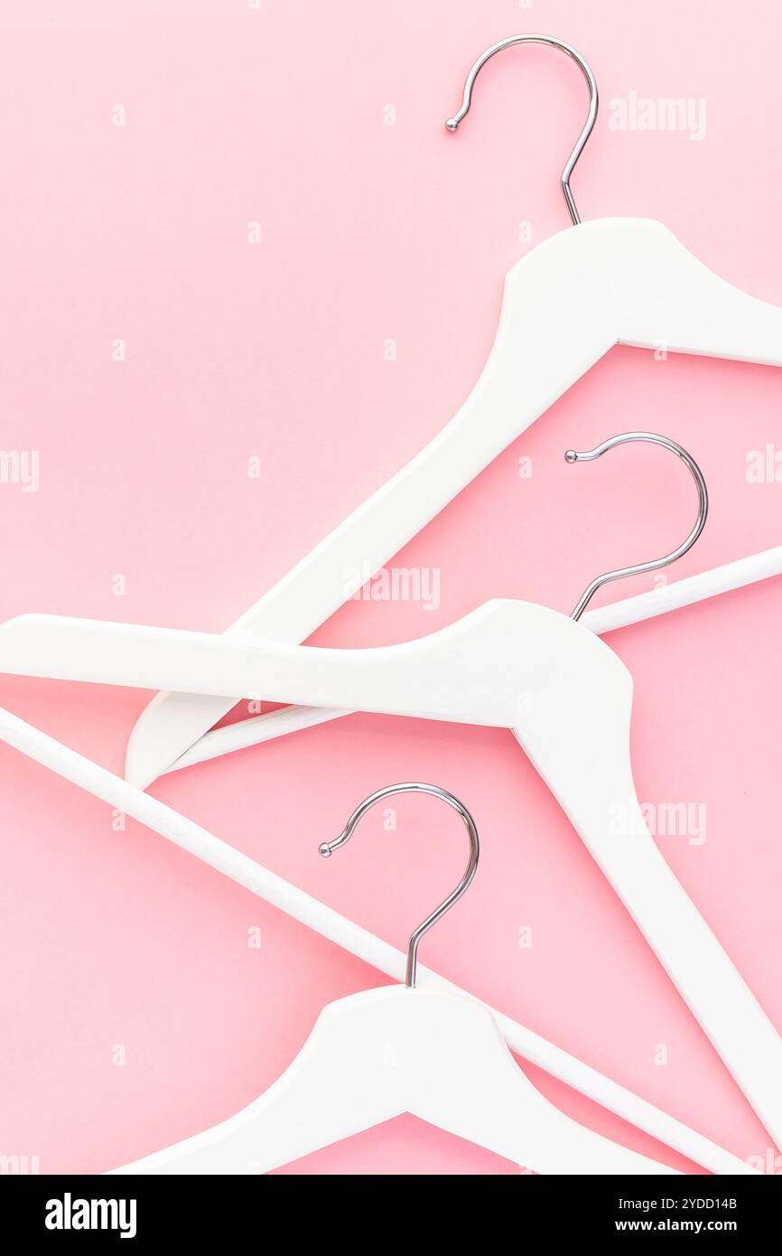 Grucce bianche su sfondo rosa pastello Foto Stock