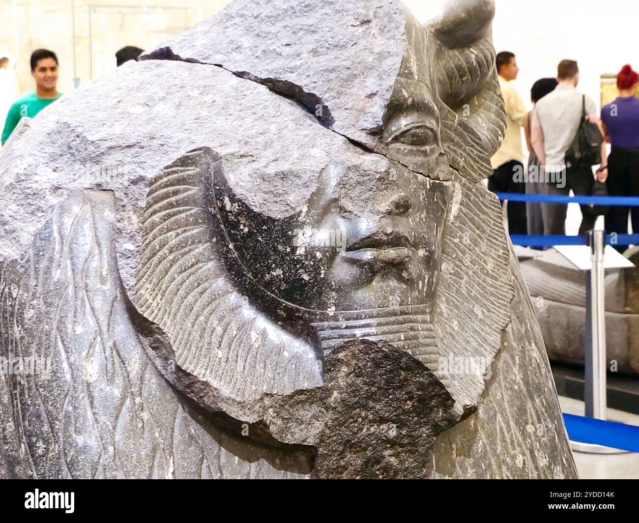 Cairo, Egitto, 6 ottobre 2024: Antica statua nel Museo Nazionale della civiltà Egizia (NMEC), situato nella città vecchia del Cairo, le mostre del museo raccolgono Foto Stock