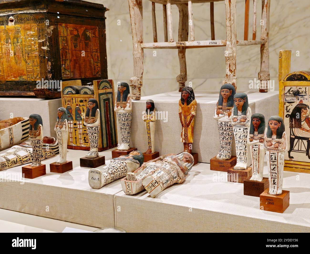 Cairo, Egitto, 6 ottobre 2024: Vari monumenti all'interno del Museo Nazionale della civiltà Egizia (NMEC), situato nella città vecchia del Cairo, il museo espone Foto Stock