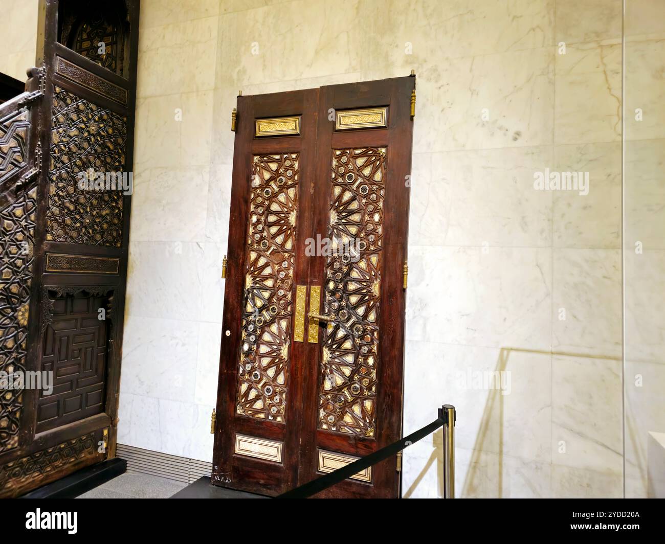 Cairo, Egitto, 6 ottobre 2024: Monumenti islamici all'interno del Museo Nazionale della civiltà Egizia (NMEC), situato nella città vecchia del Cairo, il museo espone Foto Stock