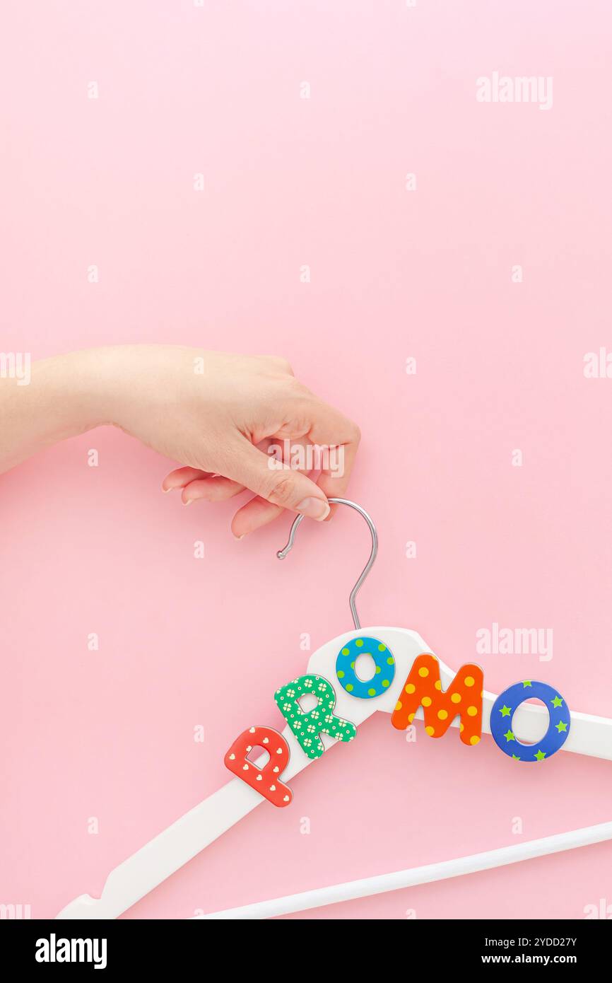 Grucce bianche con testo promozionale su sfondo rosa Foto Stock