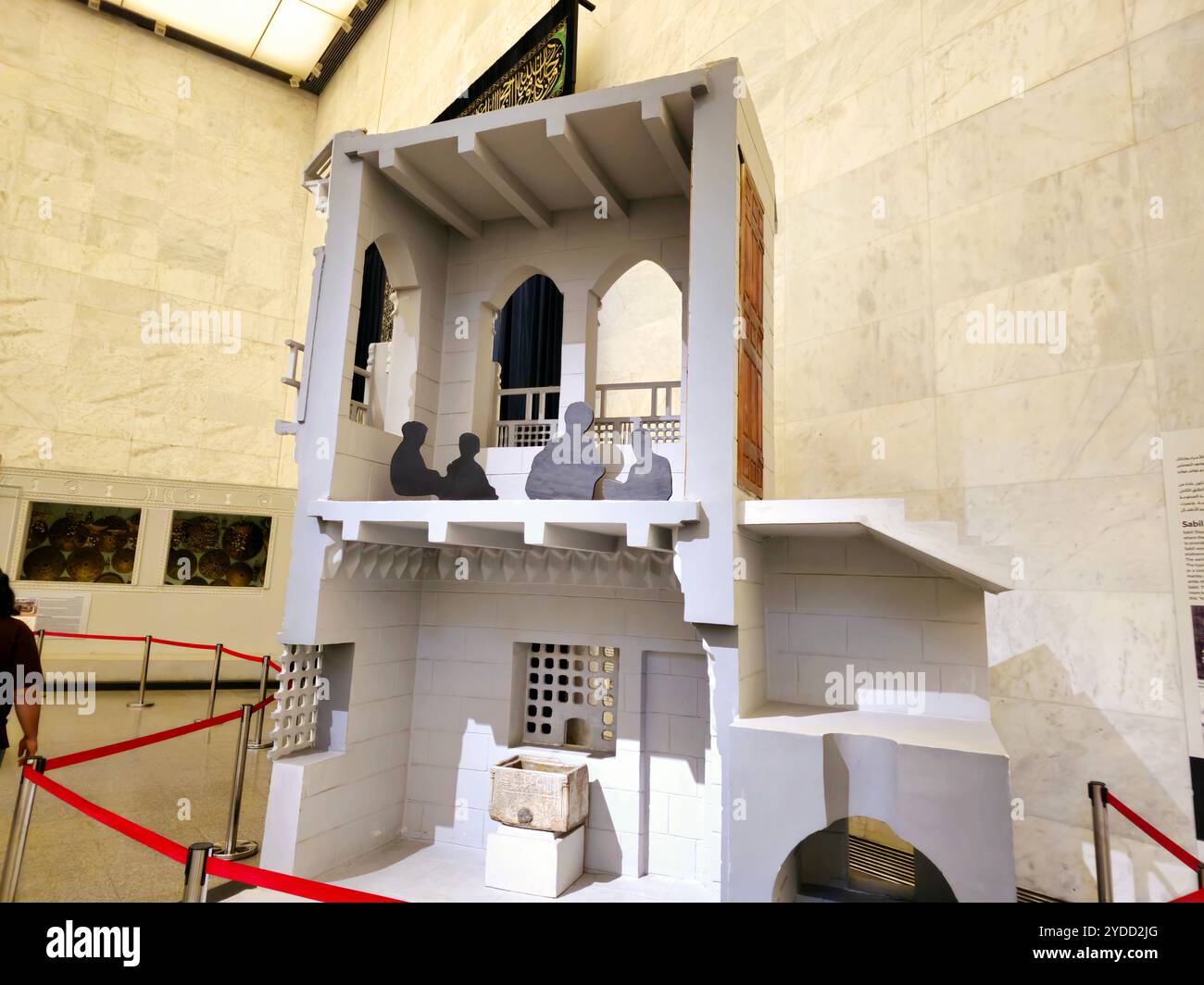 Cairo, Egitto, 6 ottobre 2024: Diversi oggetti all'interno del Museo Nazionale della civiltà Egizia (NMEC), situato nella città vecchia del Cairo Foto Stock