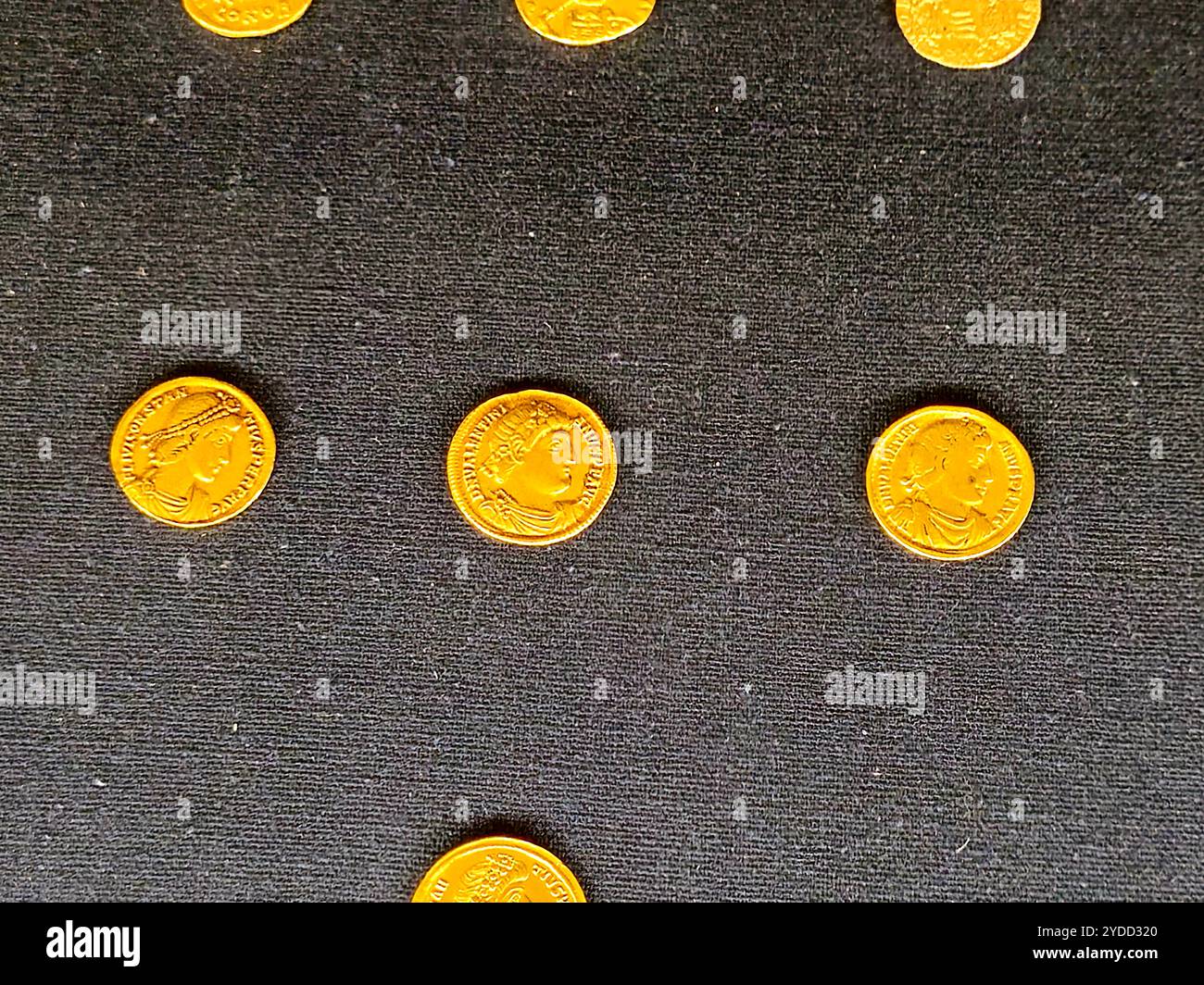 Cairo, Egitto, 6 ottobre 2024: Antiche monete d'oro nel Museo Nazionale della civiltà Egizia (NMEC), situato nella città vecchia del Cairo, il museo espone col Foto Stock