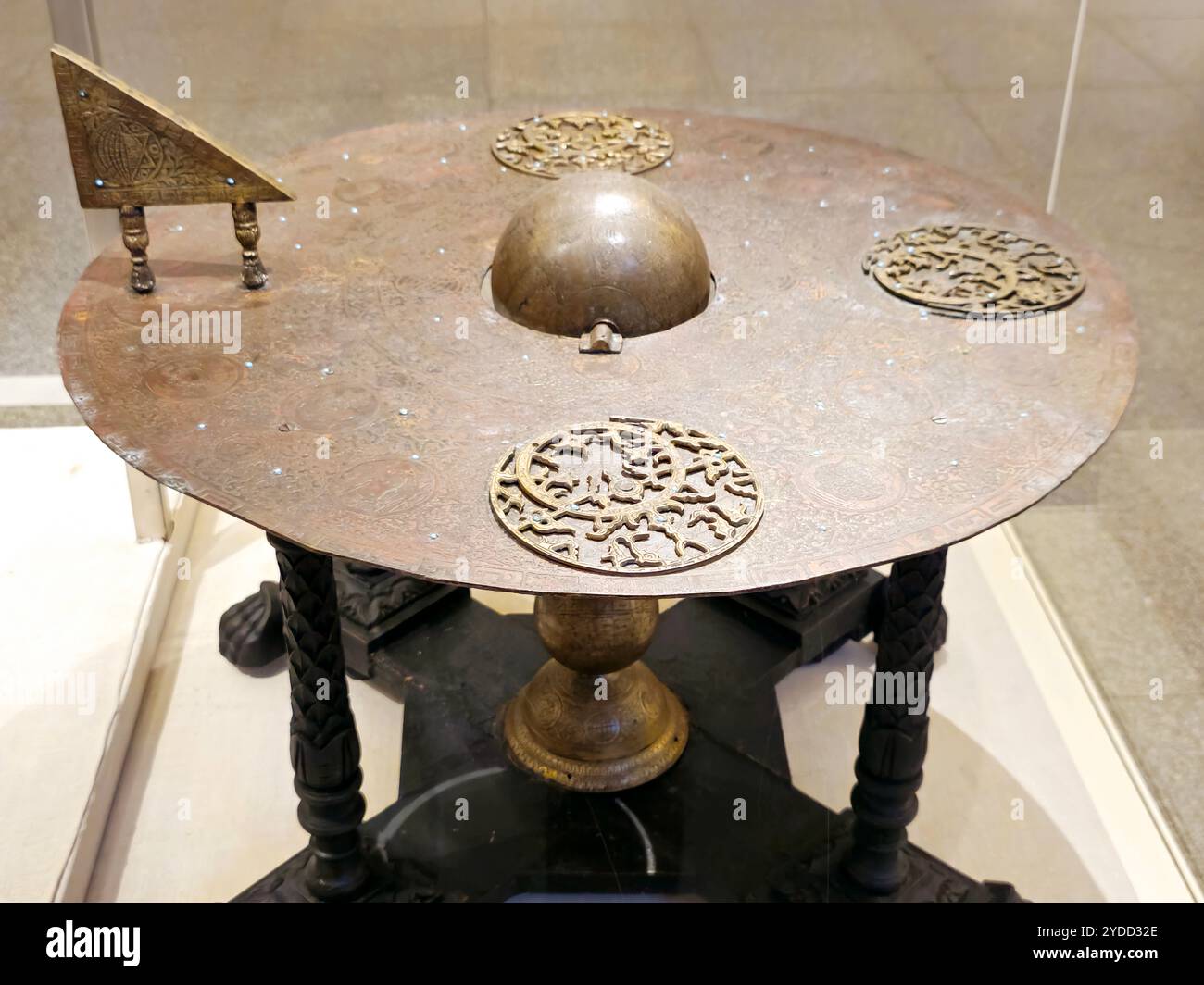 Cairo, Egitto, 6 ottobre 2024: Diversi monumenti all'interno del Museo Nazionale della civiltà Egizia (NMEC), situato nella città vecchia del Cairo, l'esposizione del museo Foto Stock