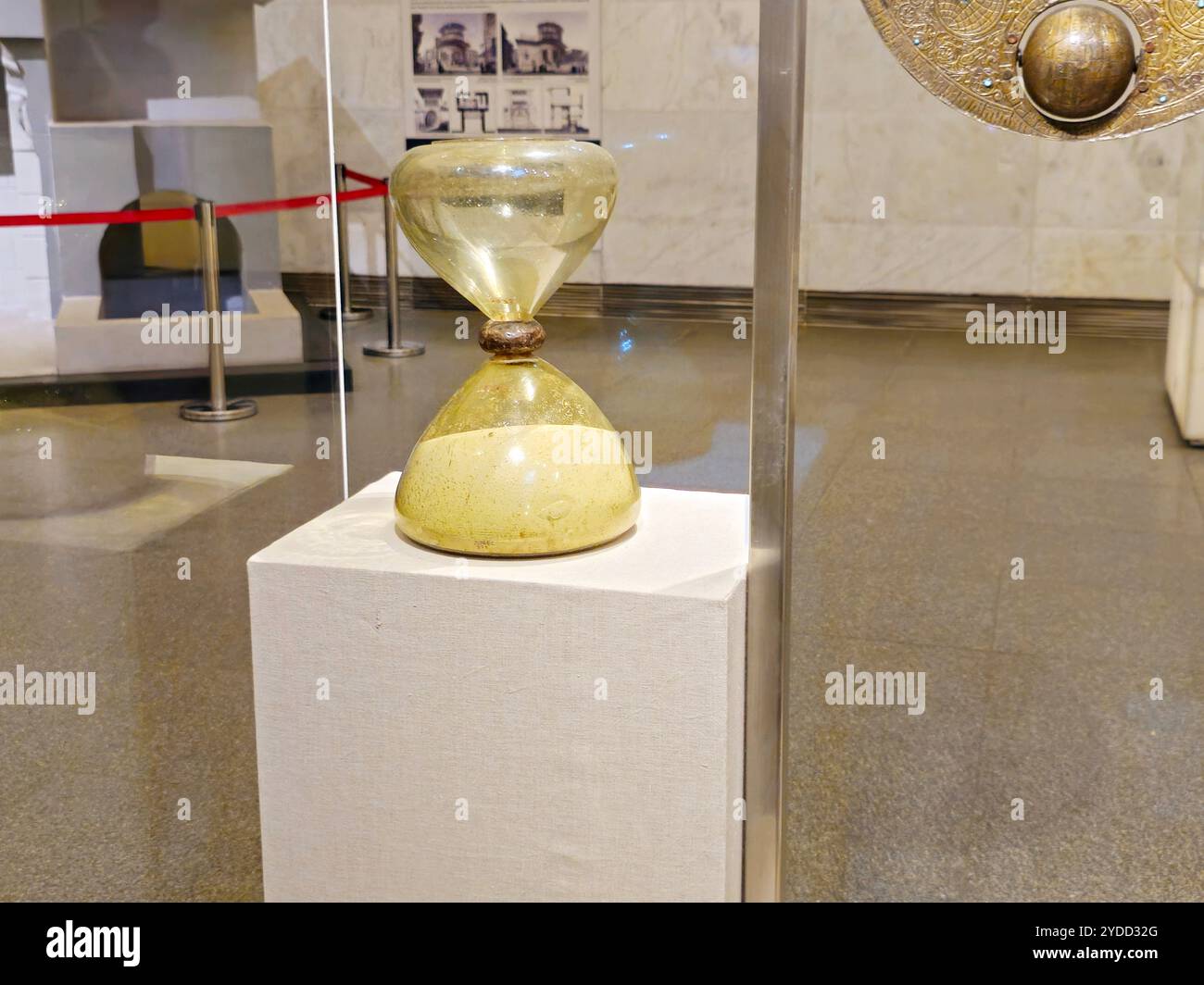 Cairo, Egitto, 6 ottobre 2024: Diversi monumenti all'interno del Museo Nazionale della civiltà Egizia (NMEC), situato nella città vecchia del Cairo, l'esposizione del museo Foto Stock