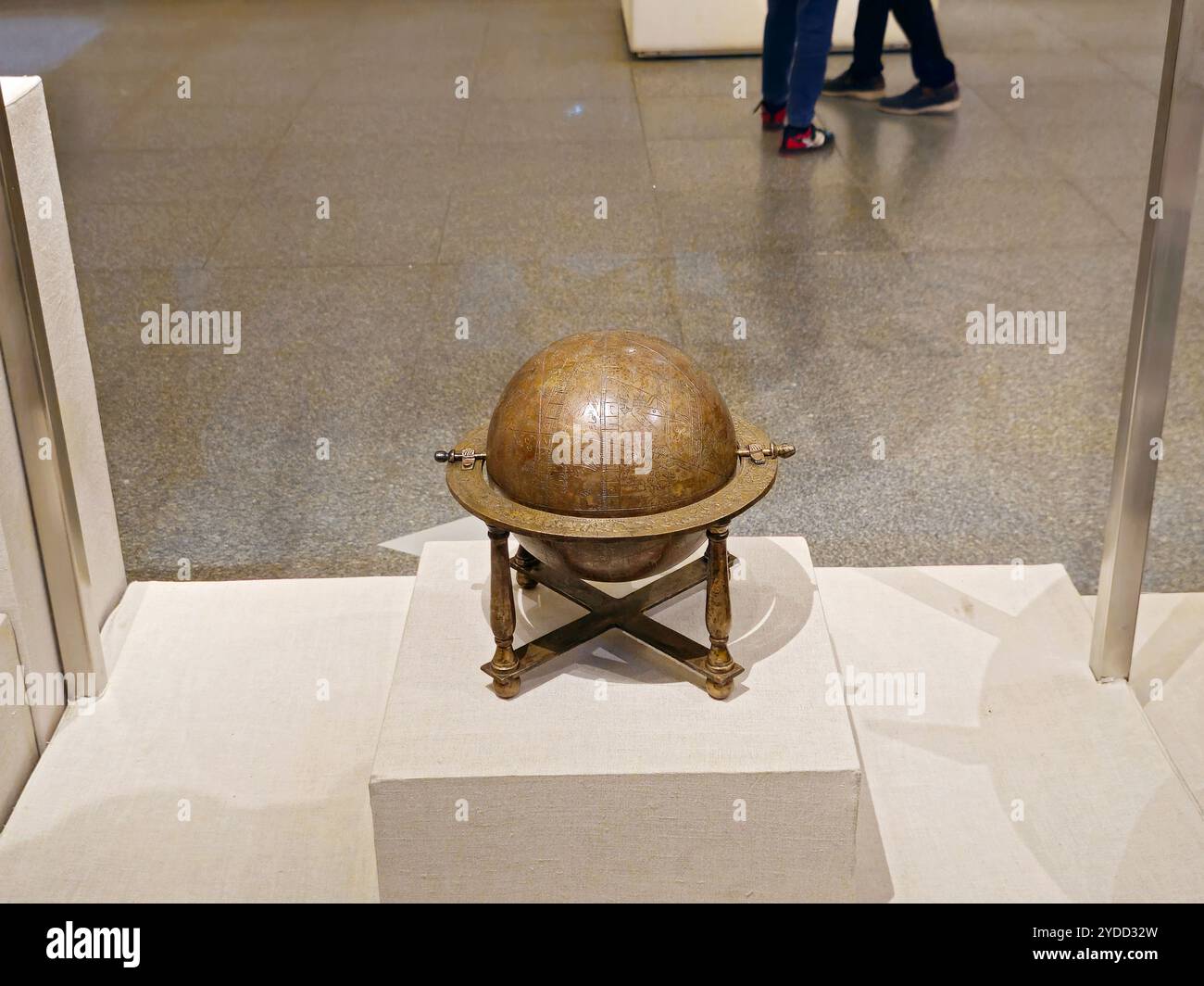 Cairo, Egitto, 6 ottobre 2024: Diversi monumenti all'interno del Museo Nazionale della civiltà Egizia (NMEC), situato nella città vecchia del Cairo, l'esposizione del museo Foto Stock