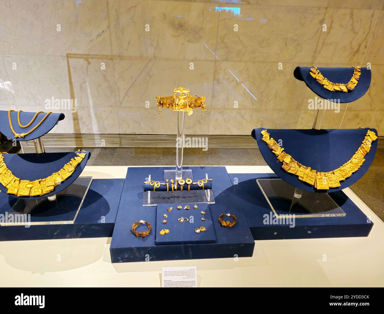 Cairo, Egitto, 6 ottobre 2024: Tesoro di Dush, corona d'oro, due braccialetti, due collane d'oro fatte di 187 targhe nel Museo nazionale dell'Egitto Foto Stock
