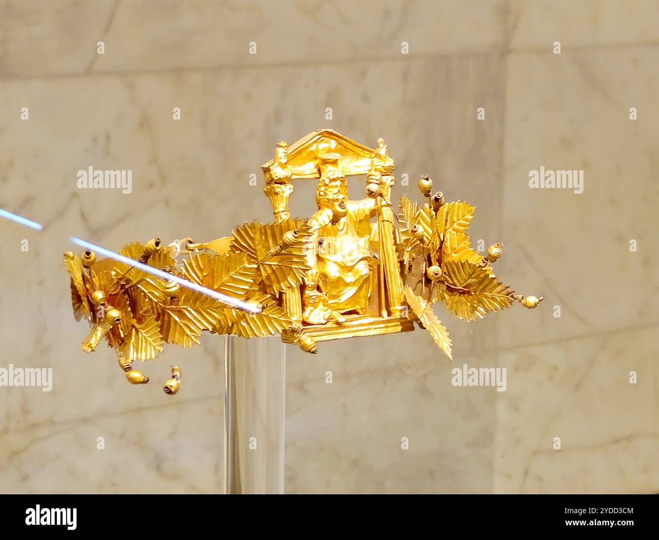 Cairo, Egitto, 6 ottobre 2024: Tesoro di Dush, corona d'oro, due braccialetti, due collane d'oro fatte di 187 targhe nel Museo nazionale dell'Egitto Foto Stock