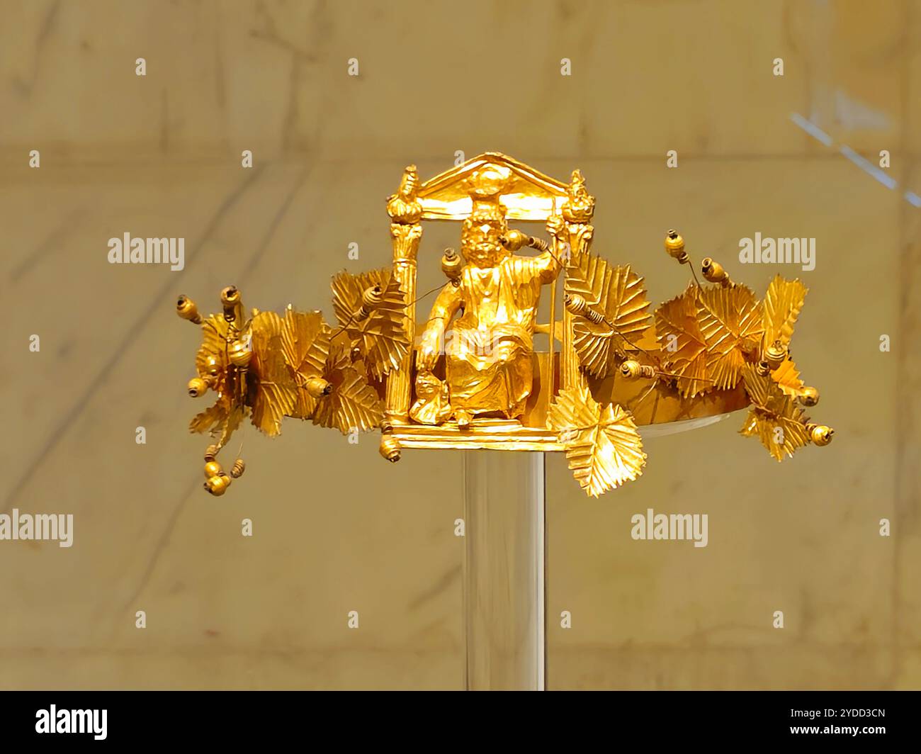 Cairo, Egitto, 6 ottobre 2024: Tesoro di Dush, corona d'oro, due braccialetti, due collane d'oro fatte di 187 targhe nel Museo nazionale dell'Egitto Foto Stock