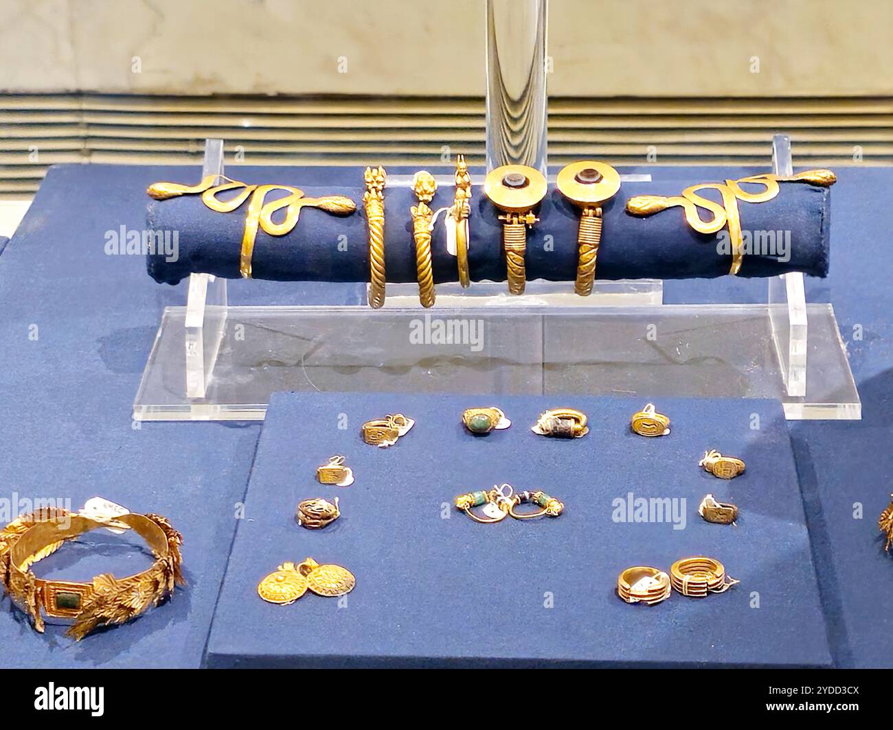 Cairo, Egitto, 6 ottobre 2024: Tesoro di Dush, corona d'oro, due braccialetti, due collane d'oro fatte di 187 targhe nel Museo nazionale dell'Egitto Foto Stock