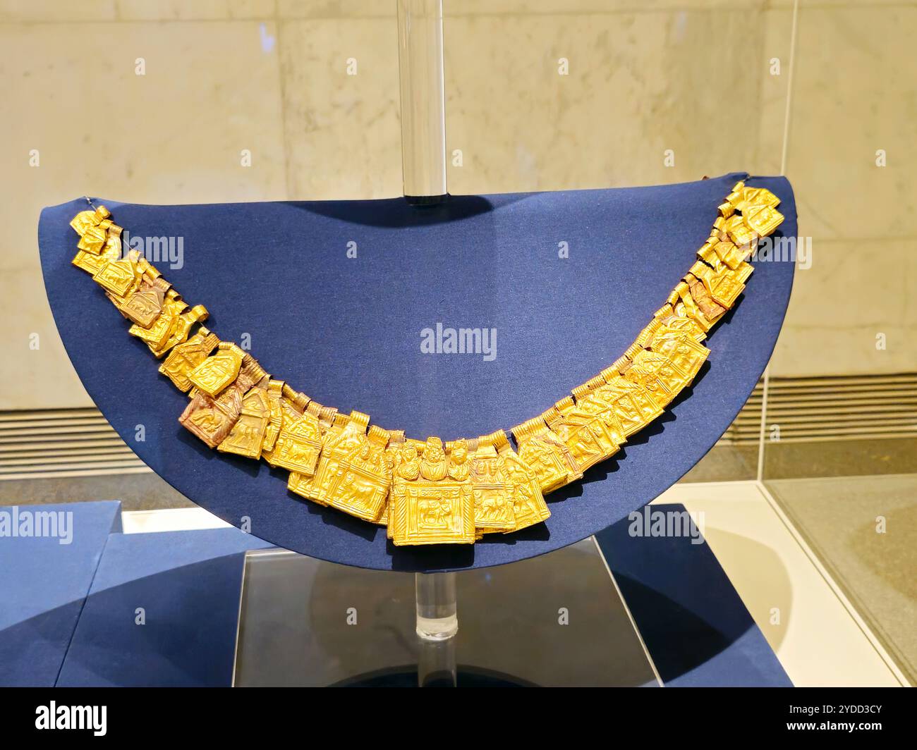 Cairo, Egitto, 6 ottobre 2024: Tesoro di Dush, corona d'oro, due braccialetti, due collane d'oro fatte di 187 targhe nel Museo nazionale dell'Egitto Foto Stock