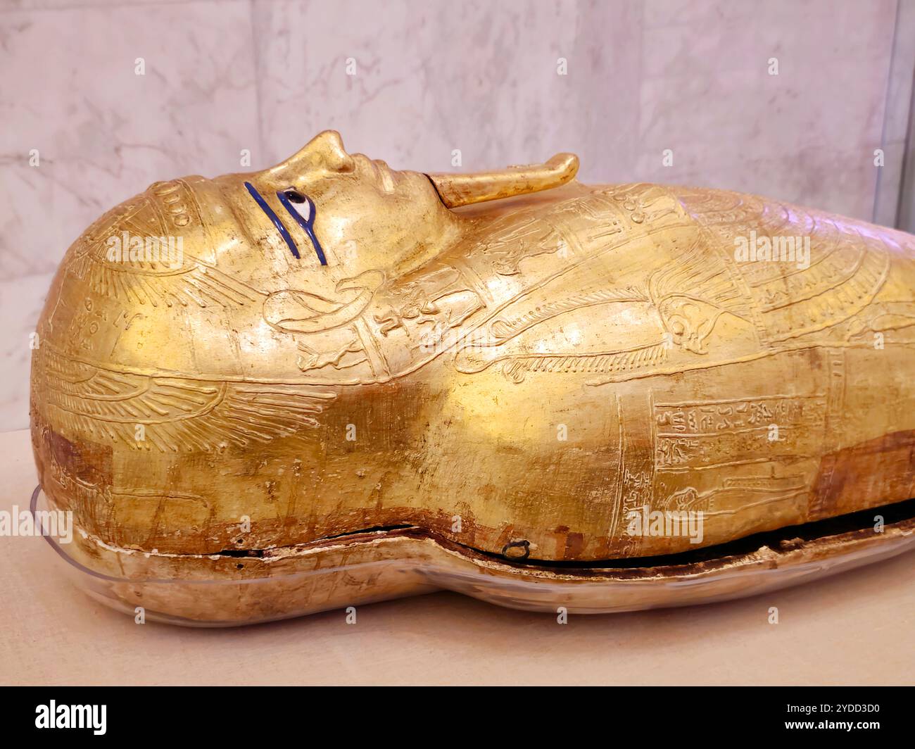 Cairo, Egitto, 6 ottobre 2024: La bara di Nedjemankh, un'antica bara egizia dorata del tardo periodo tolemaico nel Museo Nazionale di Egg Foto Stock