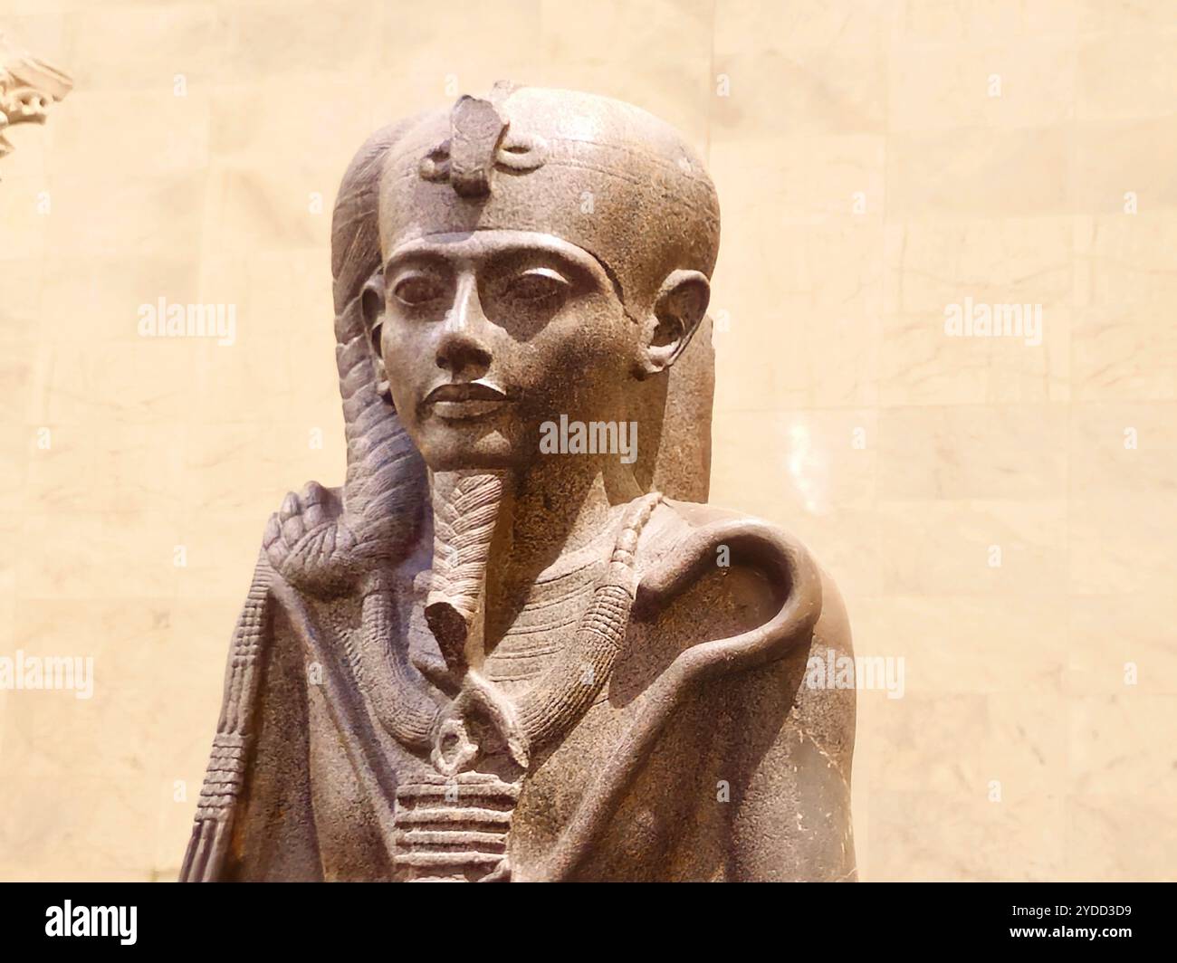 Cairo, Egitto, 6 ottobre 2024: Statue all'interno del Museo Nazionale della civiltà Egizia (NMEC), situato nella città vecchia del Cairo, il museo espone una collezione Foto Stock
