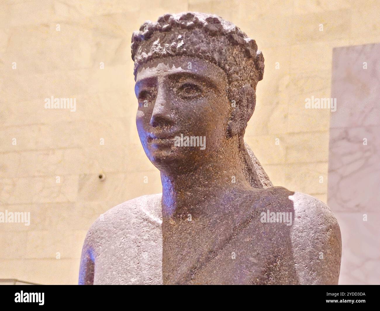 Cairo, Egitto, 6 ottobre 2024: Statue all'interno del Museo Nazionale della civiltà Egizia (NMEC), situato nella città vecchia del Cairo, il museo espone una collezione Foto Stock