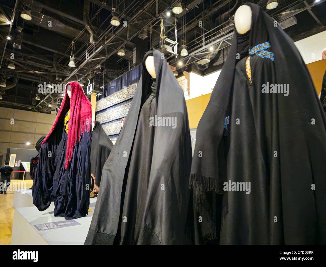 Cairo, Egitto, 6 ottobre 2024: La galleria tessile all'interno del Museo Nazionale della civiltà Egizia (NMEC), situato nella città vecchia del Cairo, mostra museale Foto Stock