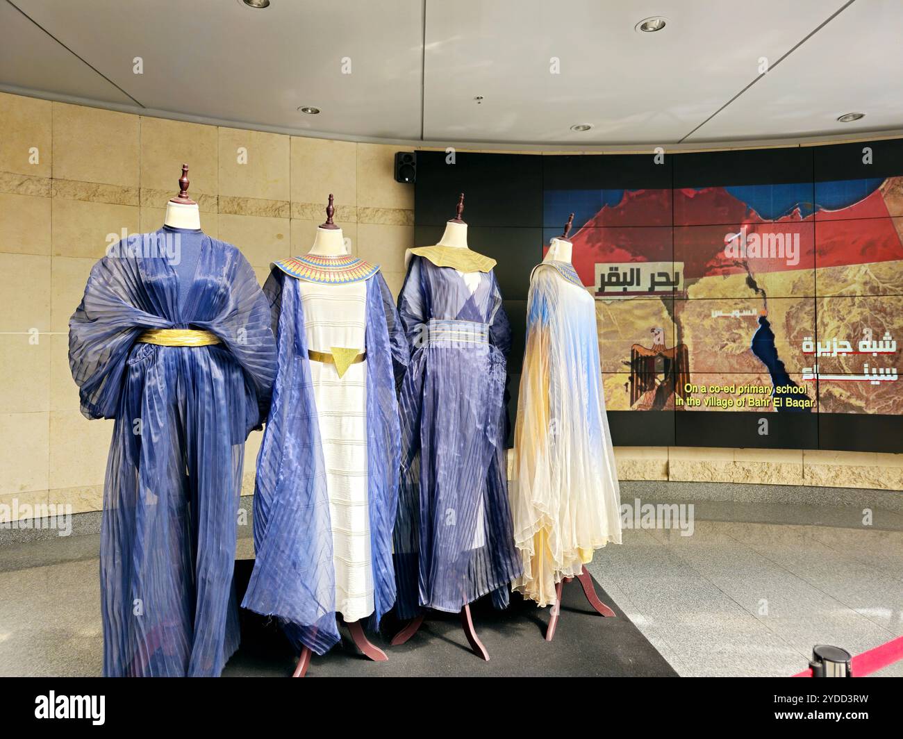 Cairo, Egitto, 6 ottobre 2024: La galleria tessile all'interno del Museo Nazionale della civiltà Egizia (NMEC), situato nella città vecchia del Cairo, mostra museale Foto Stock