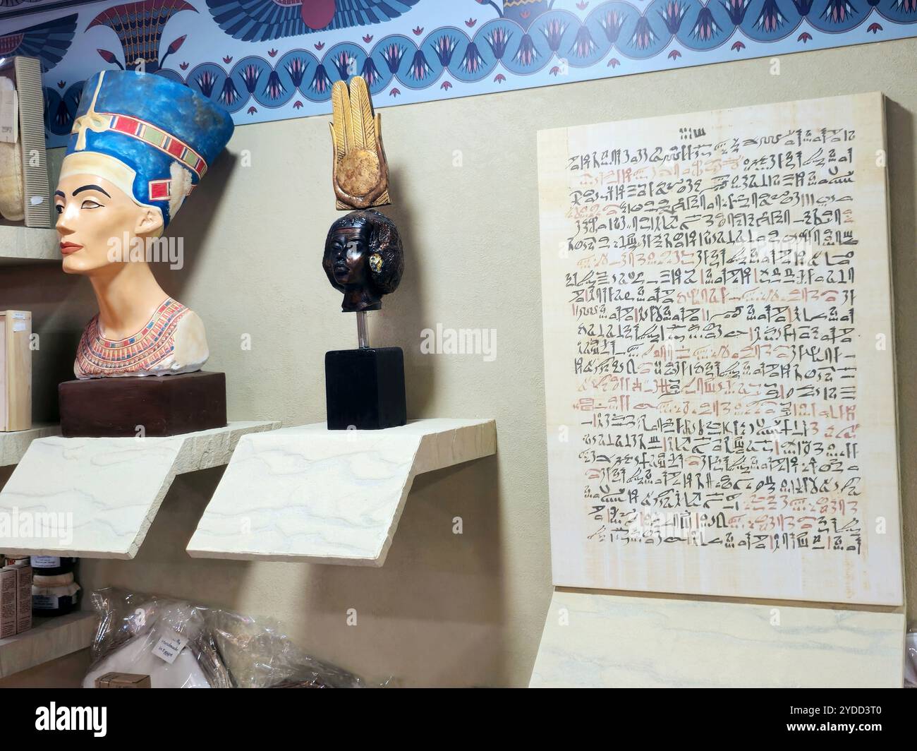 Cairo, Egitto, 6 ottobre 2024: Il negozio di articoli da regalo all'interno del Museo Nazionale della civiltà Egizia (NMEC), situato nella città vecchia del Cairo, il museo espone coll Foto Stock