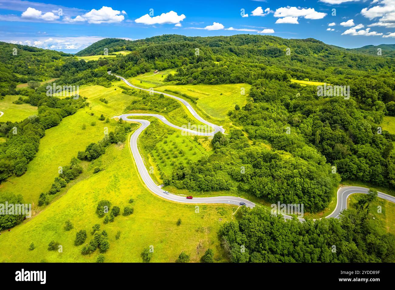 Veduta aerea del monte Kalnik su strada serpentina Foto Stock