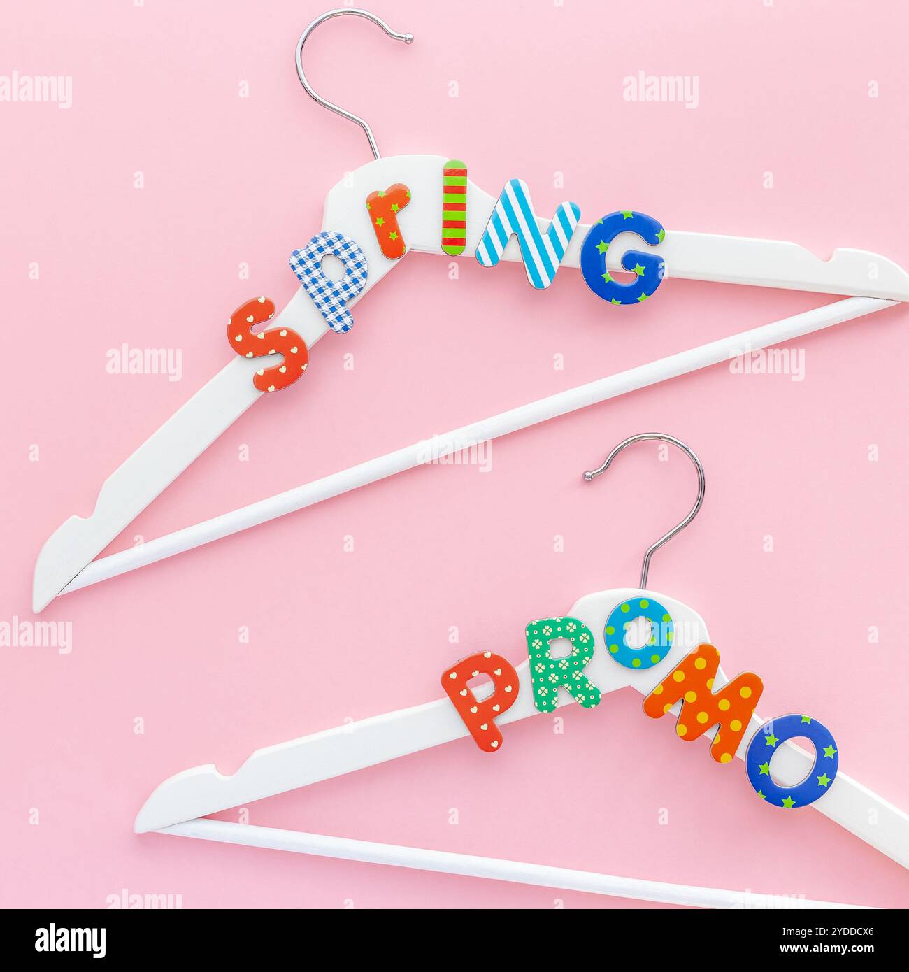 Appendiabiti bianchi con testo di vendita su sfondo rosa Foto Stock