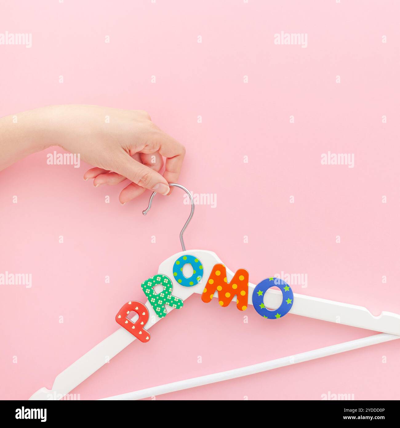 Grucce bianche con testo promozionale su sfondo rosa Foto Stock