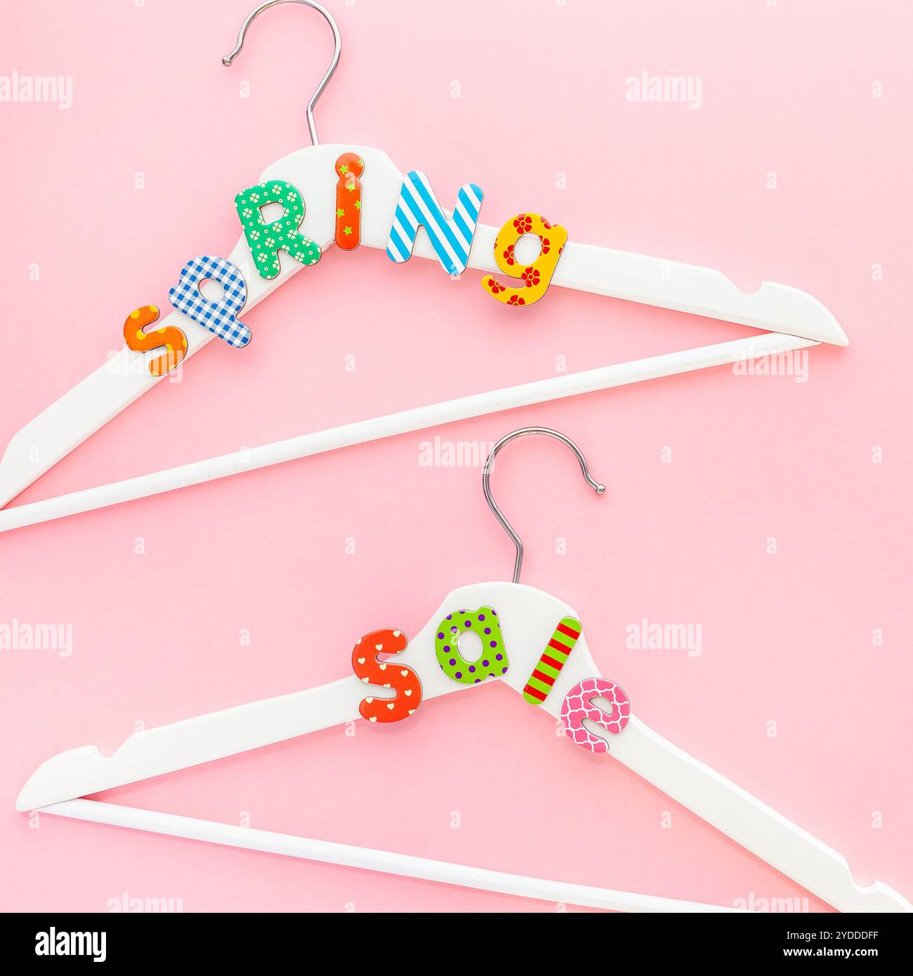 Appendiabiti bianchi con testo di vendita su sfondo rosa Foto Stock