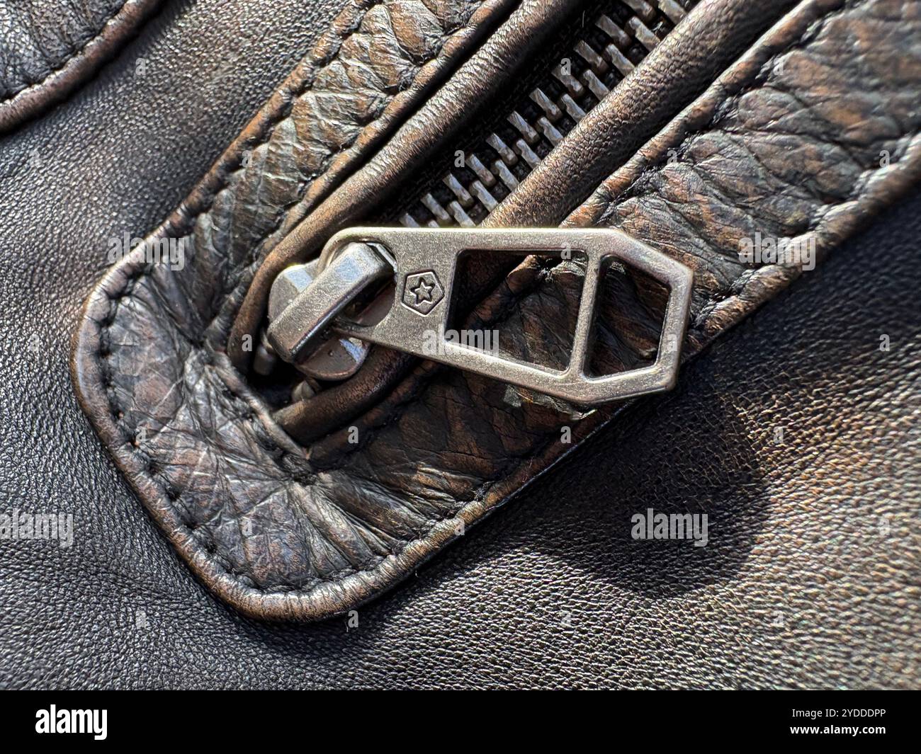 Dettagli di una robusta zip su un bomber in pelle di qualità Foto Stock