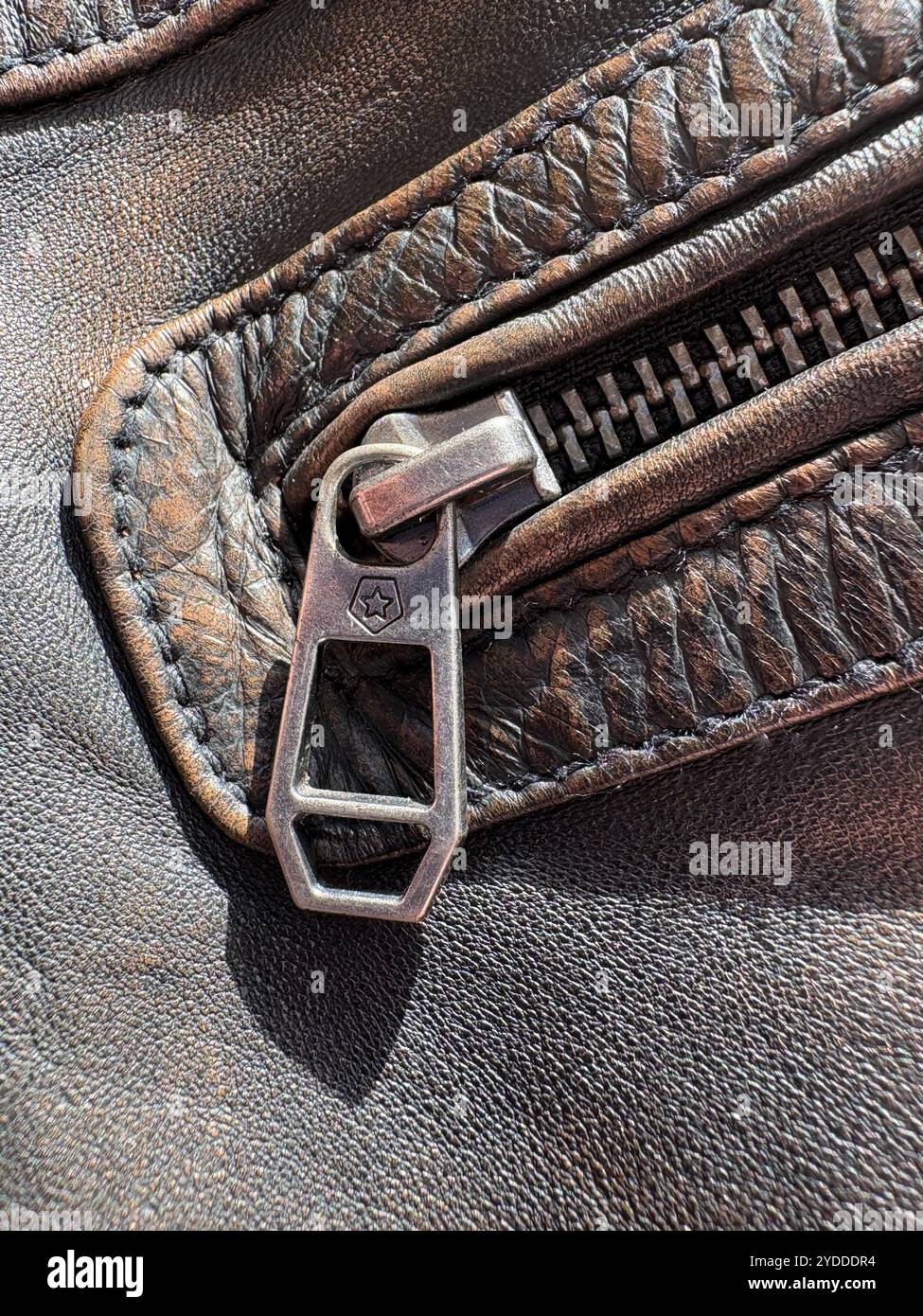 Dettagli di una robusta zip su un bomber in pelle di qualità Foto Stock