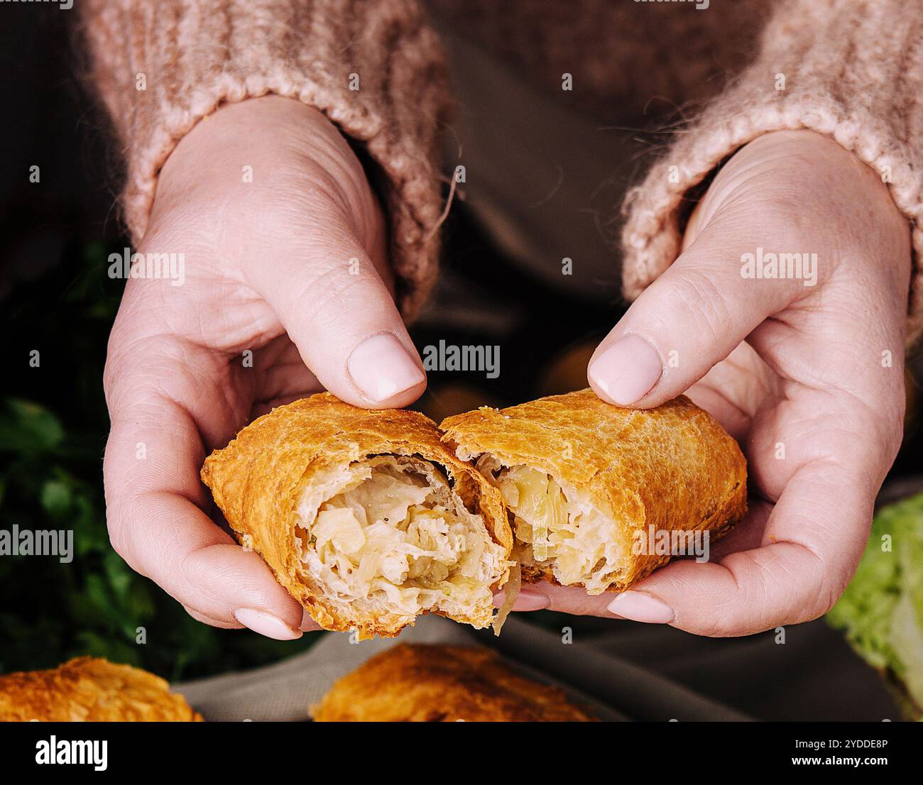 Una donna ha una pasticceria rumena con cavolo Foto Stock