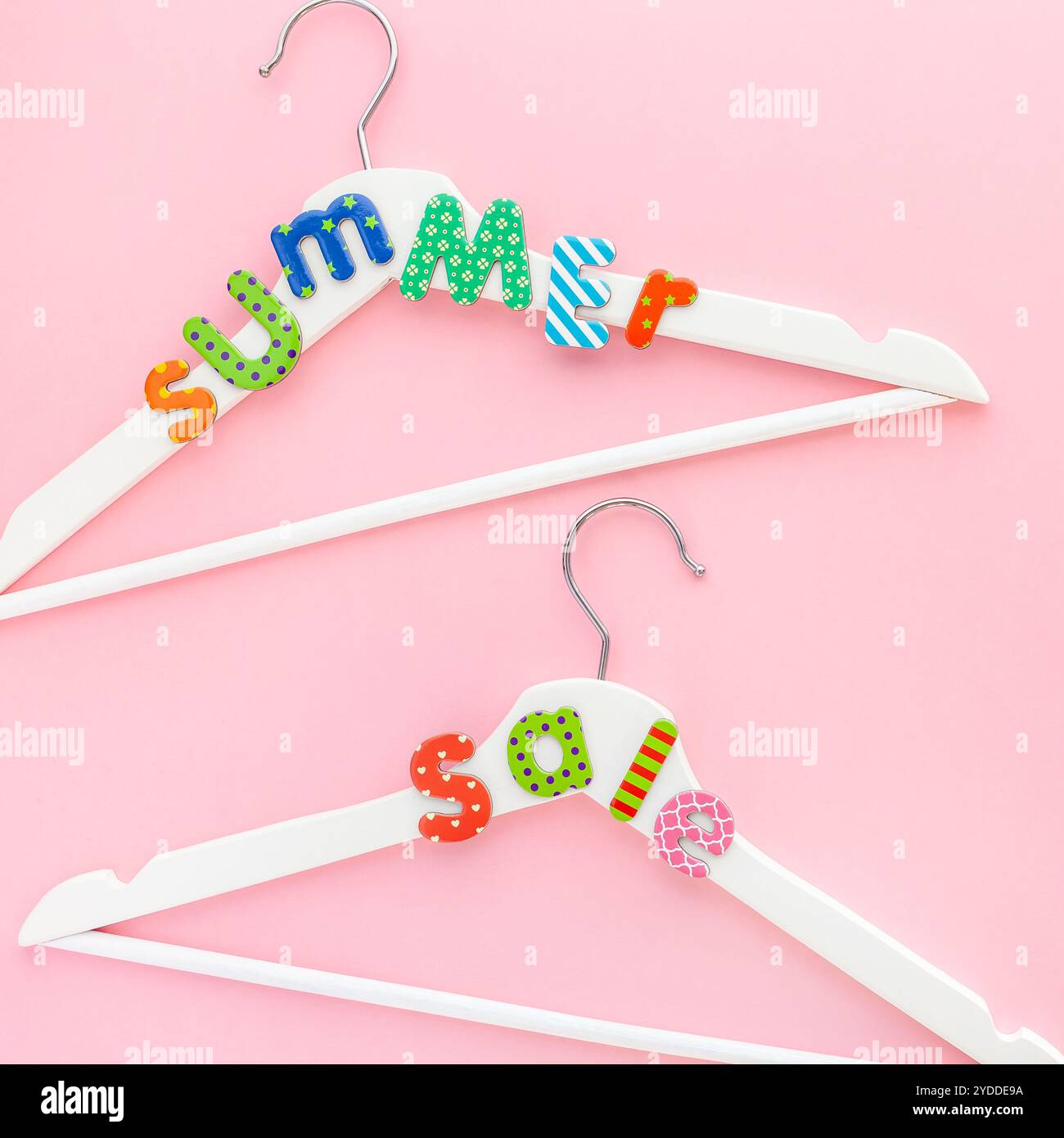 Appendiabiti bianchi con testo di vendita su sfondo rosa Foto Stock