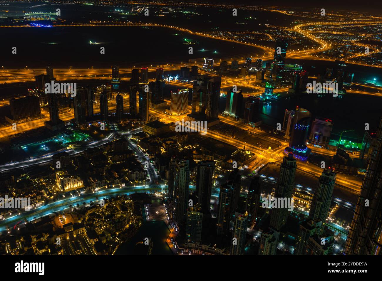 Dubai centro di scena notturna con le luci della città Foto Stock