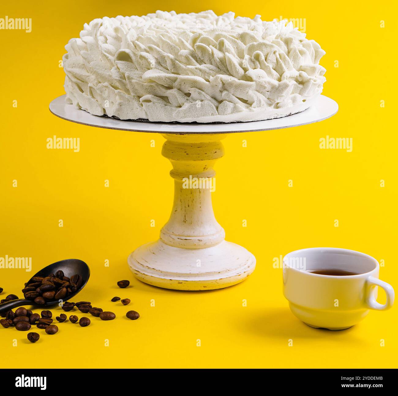 Mousse di caffè con tazza di caffè su sfondo giallo Foto Stock