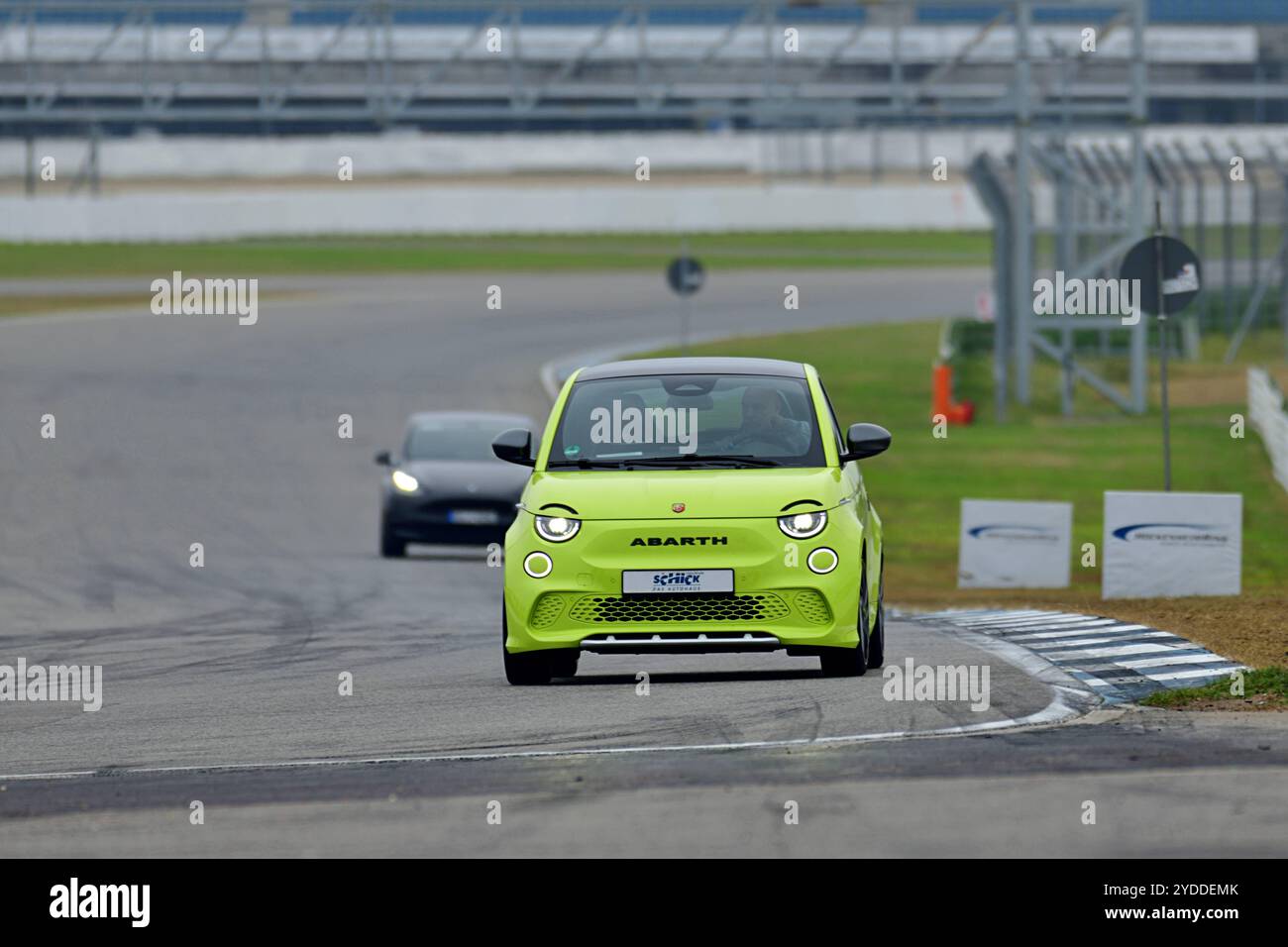 26.10.2024 e Testival Fiat 500 Abarth als Testfahrzeug auf dem Hockenheimring, im Rahmen des eTestival 2024. Hier hönnen verschiedenste Elektofahrzeuge getestet werden. Weitere Aussteller informierten über das Angebot an Ladeinfrastruktur und alle Facetten der e-mobilität. Hockenheim Hockenheimring Baden Württemberg Deutschland *** 26 10 2024 e Testival Fiat 500 Abarth come veicolo di prova presso l'Hockenheimring, come parte dell'eTestival 2024 è possibile testare un'ampia varietà di veicoli elettrici qui altri espositori hanno fornito informazioni sulla gamma delle infrastrutture di ricarica e su tutte le sfaccettature di e-m Foto Stock