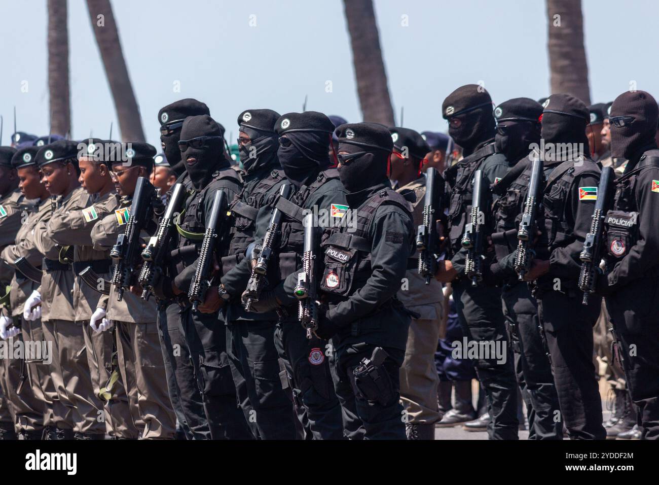 Unità GOE (Special Operations Group) di polizia della Repubblica del Mozambico in equipaggiamento tattico nero completo, armata di mitragliatrici Foto Stock