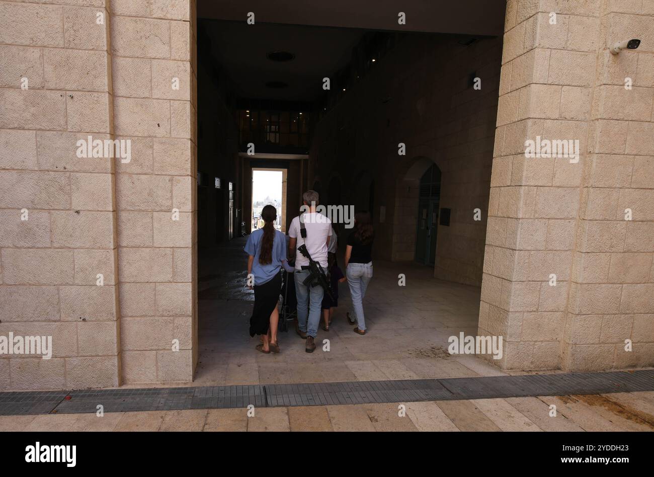 Un uomo porta un fucile mentre cammina a Gerusalemme, Israele, il 20 ottobre 2024. Foto di Raquel G. Frohlich. Foto Stock