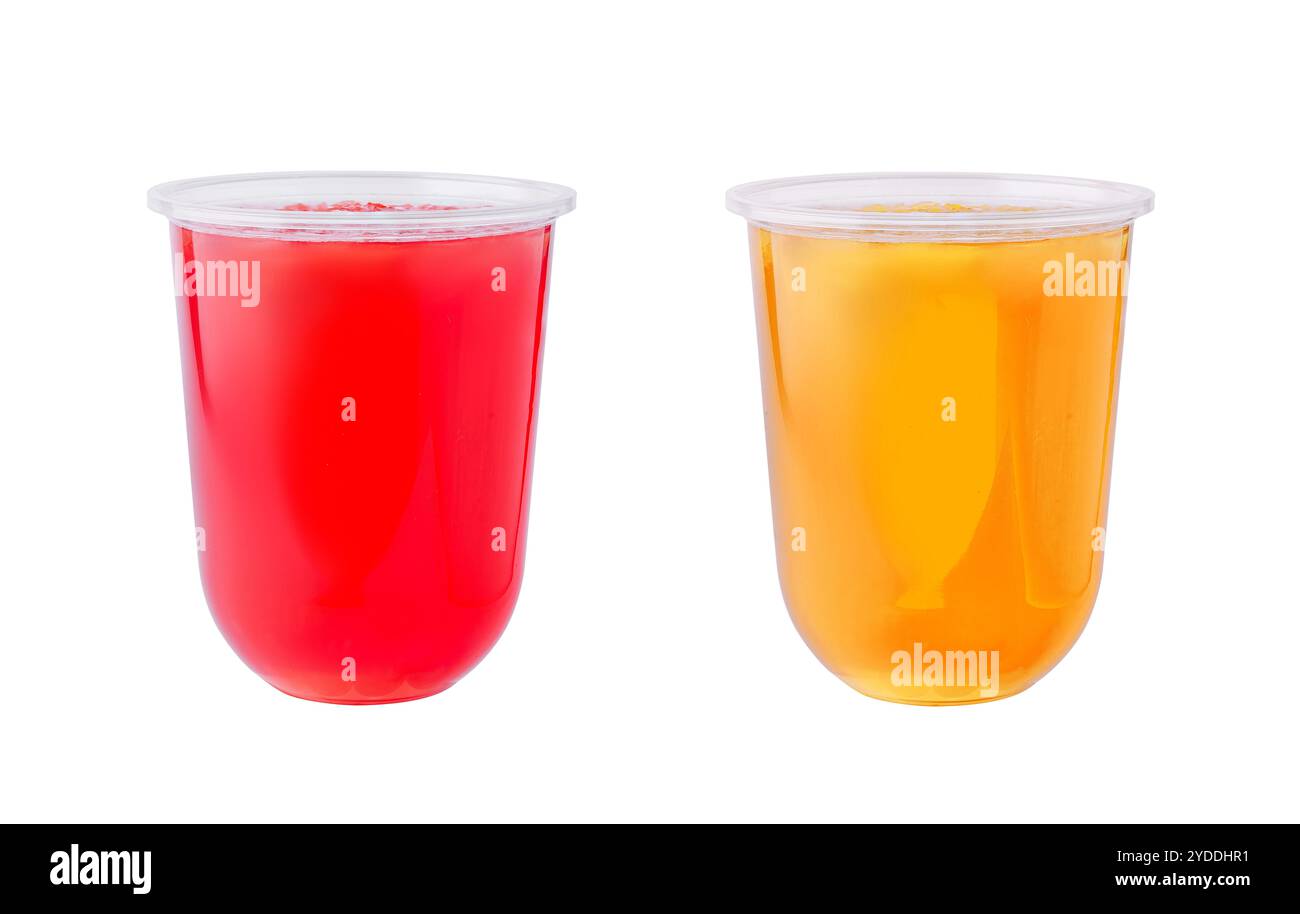 Frullato di fragole e arancia in tazze di plastica isolate Foto Stock