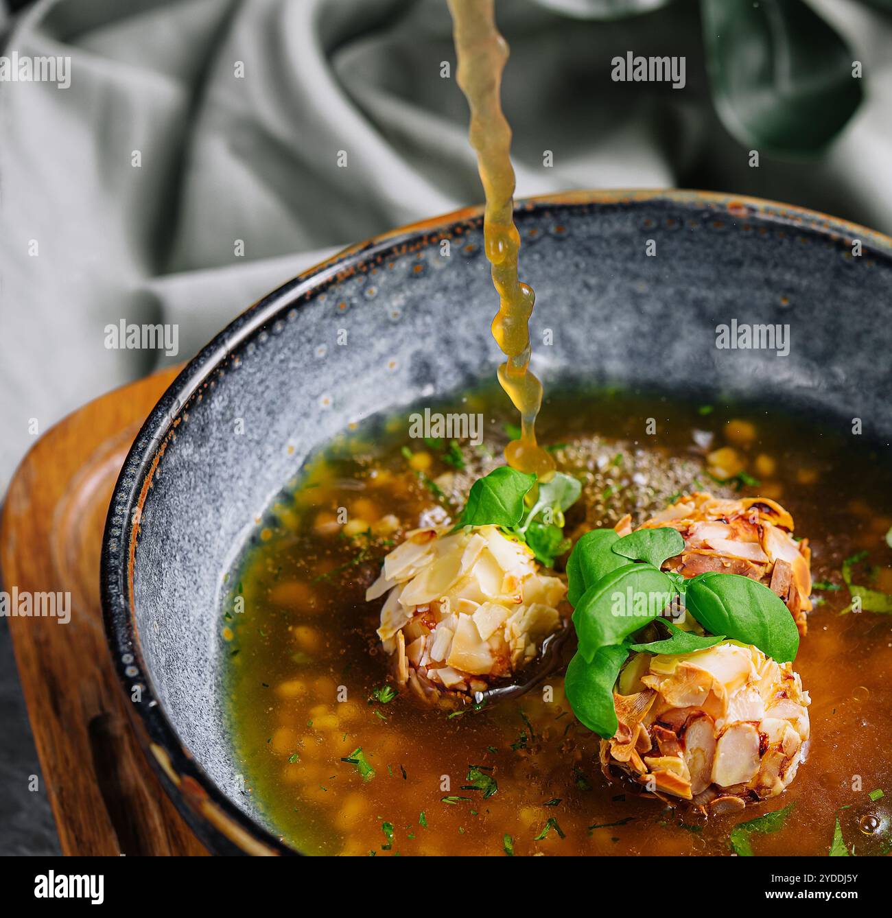 Zuppa di polpette di mandorle con vista dall'alto Foto Stock