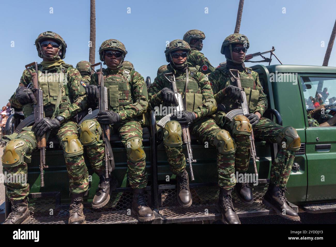 Soldati seduti nel Cargo Bed di un pick-up modificato Foto Stock