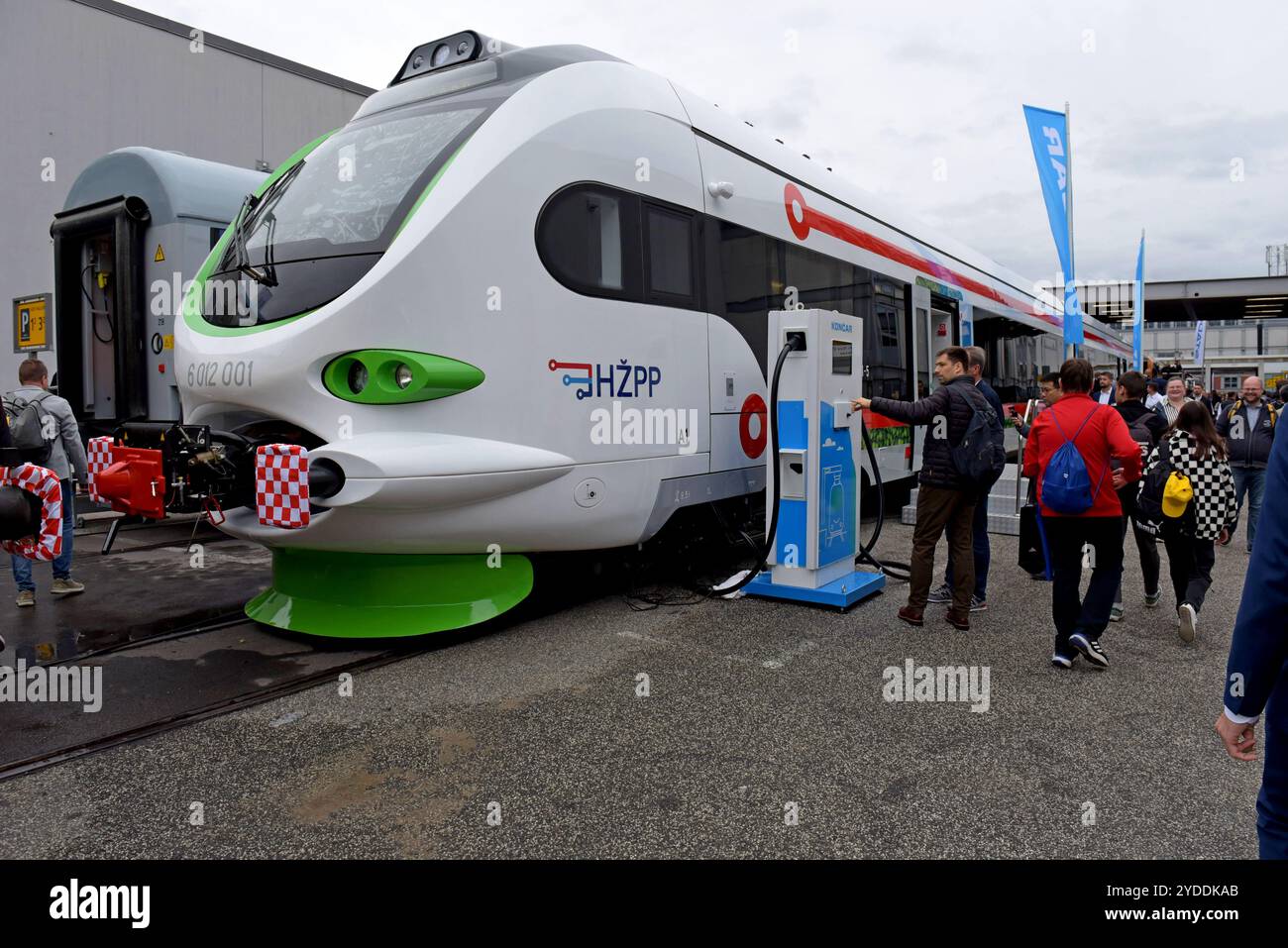 Persone che guardano un nuovo treno alimentato a batteria Koncar per le Ferrovie croate alla fiera mondiale dei trasporti pubblici Innotrans, Berlino, settembre 2024 Foto Stock