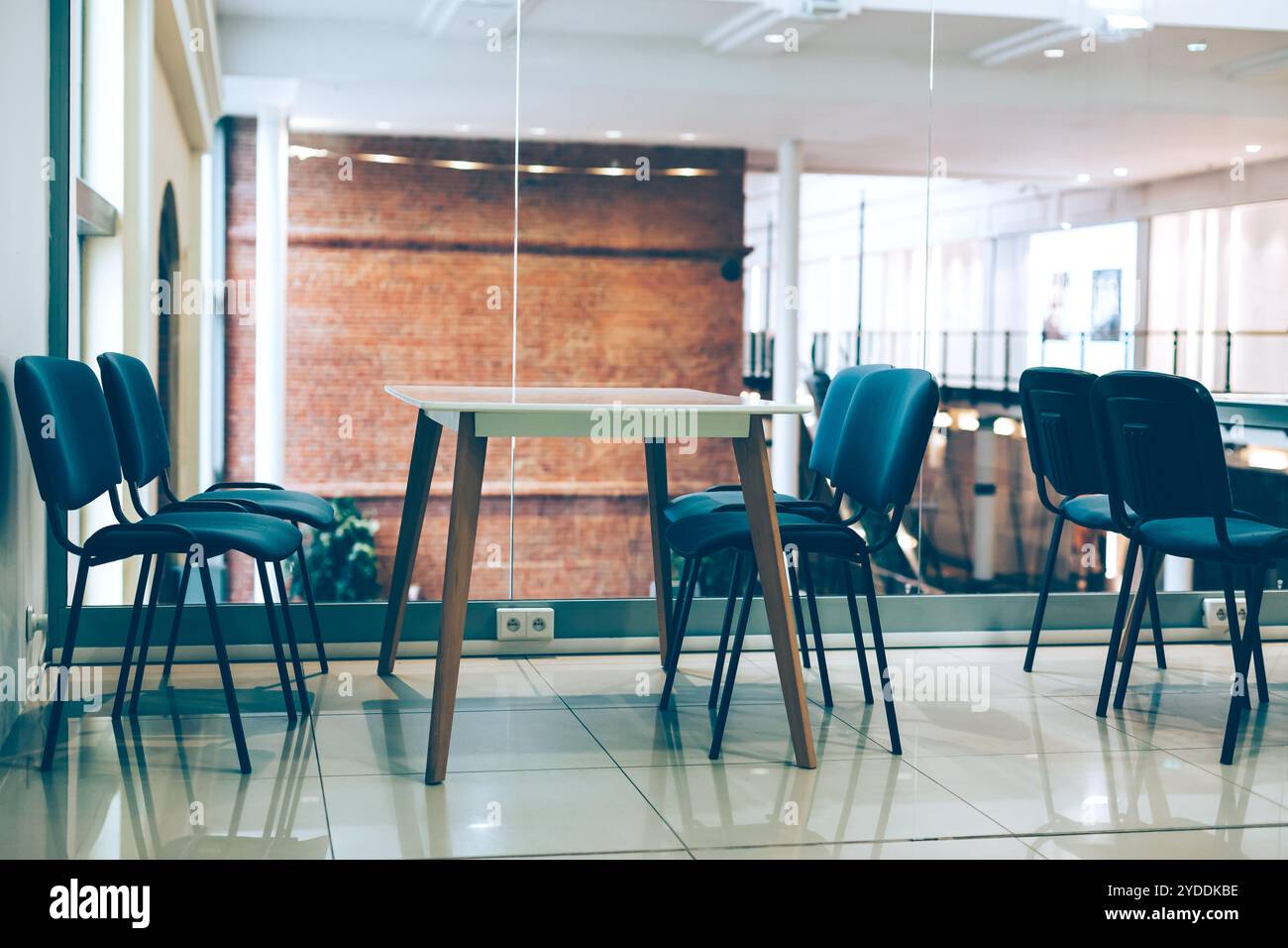 Area coworking con tavoli e sedie Foto Stock