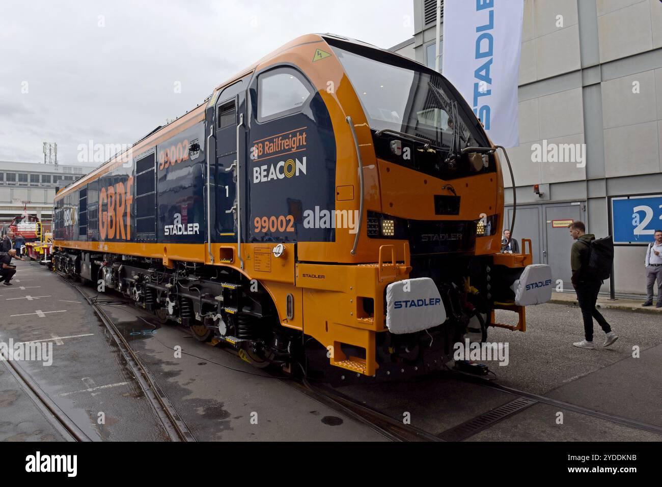 Stadler Class 99 dual-mode elettrodiesel loco costruita per GB Rail Freight in mostra alla fiera mondiale dei trasporti pubblici Innotrans, Berlino, settembre 2024 Foto Stock