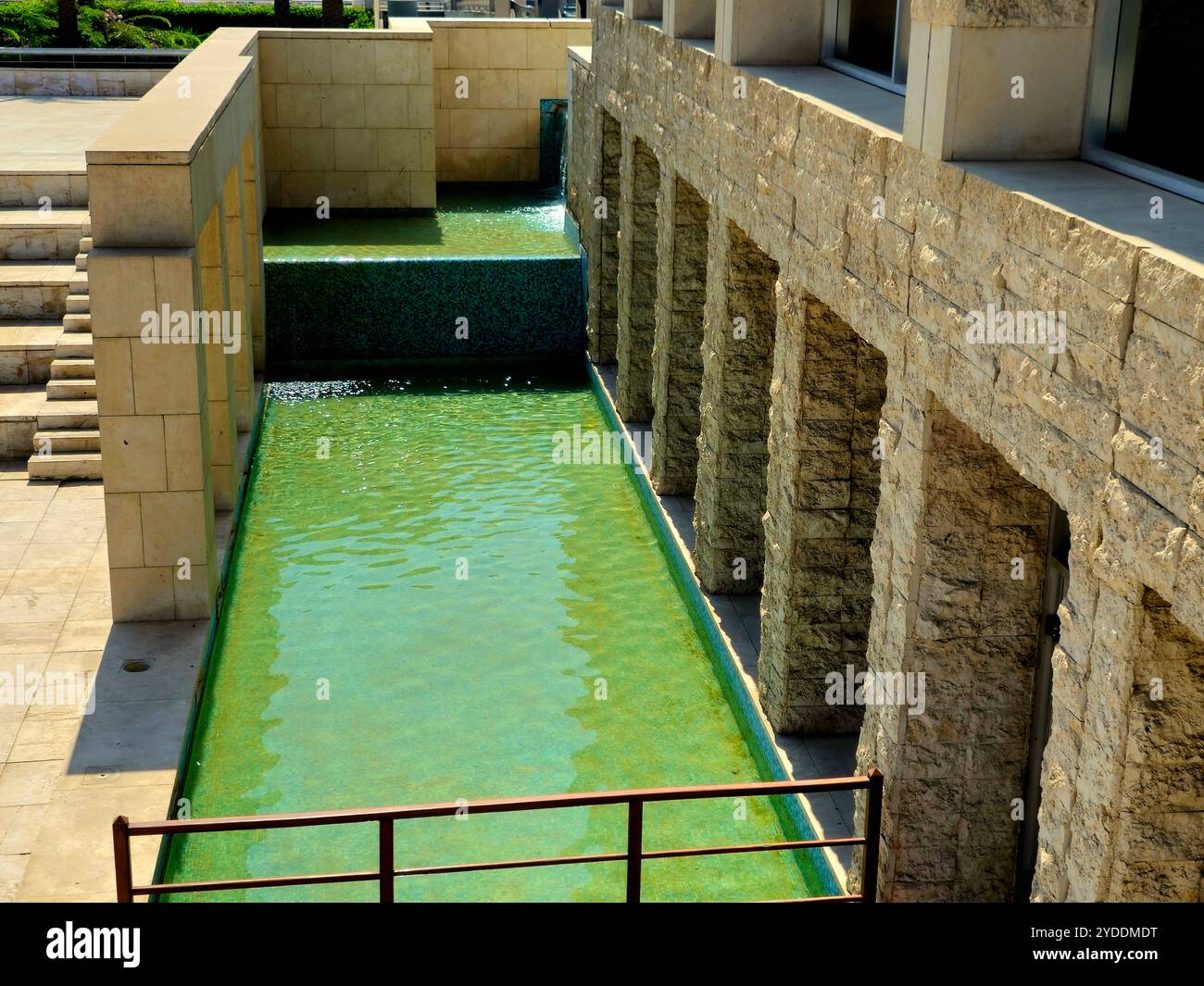 Cairo, Egitto, 6 ottobre 2024: L'esterno del Museo Nazionale della civiltà Egizia (NMEC), situato nella città vecchia del Cairo, il museo espone collettio Foto Stock