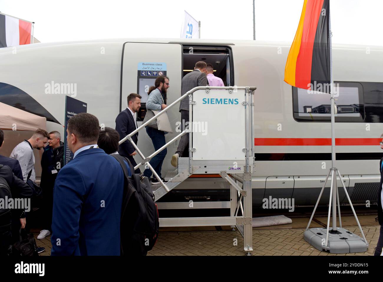 Persone che visitano il nuovo treno ad alta velocità Siemens Velaro per l'Egitto alla fiera mondiale dei trasporti pubblici Innotrans, Berlino, settembre 2024 Foto Stock