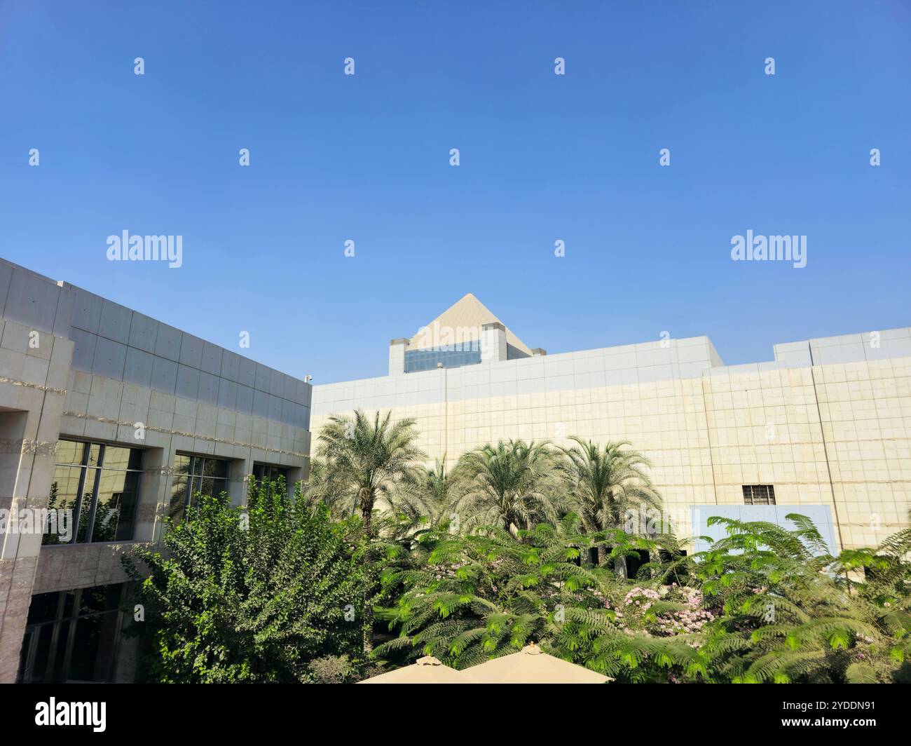 Cairo, Egitto, 6 ottobre 2024: L'esterno del Museo Nazionale della civiltà Egizia (NMEC), situato nella città vecchia del Cairo, il museo espone collettio Foto Stock